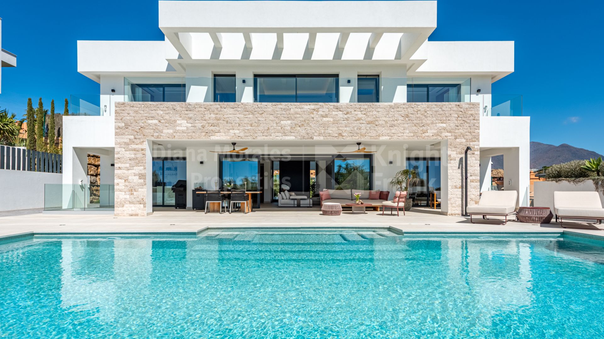 Majestic, Modern villa with sea views next to Finca Cortesin