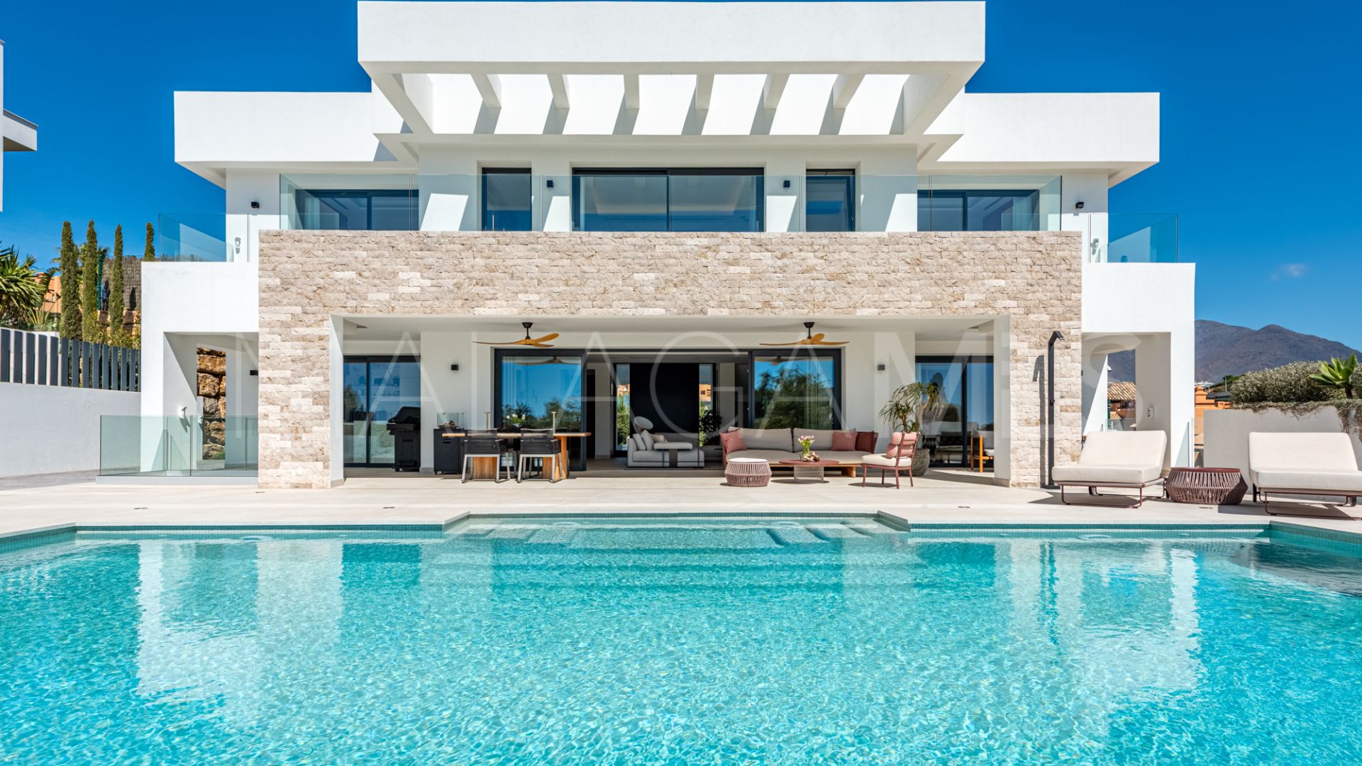 Villa for sale in Casares