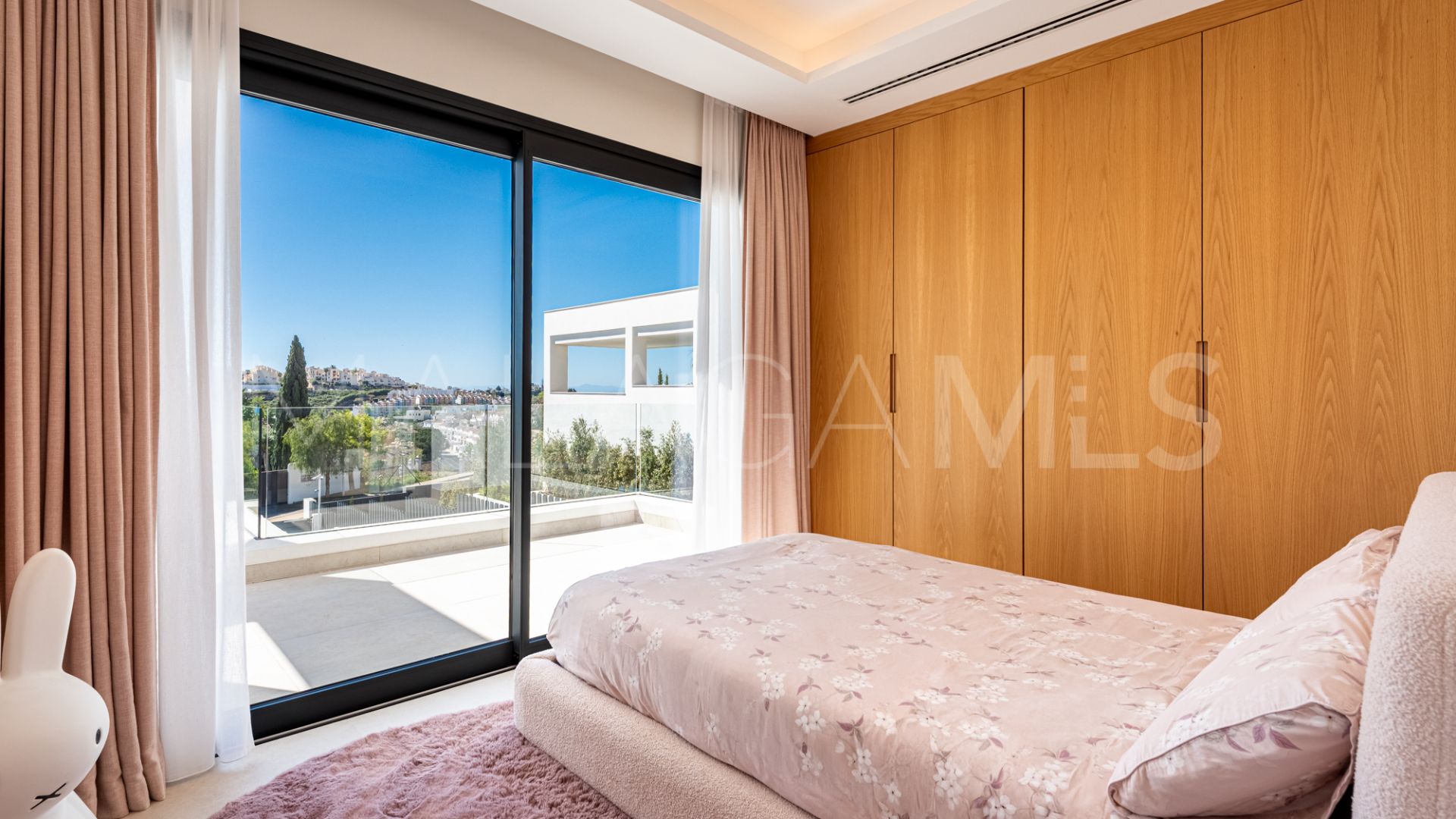 Villa for sale in Casares