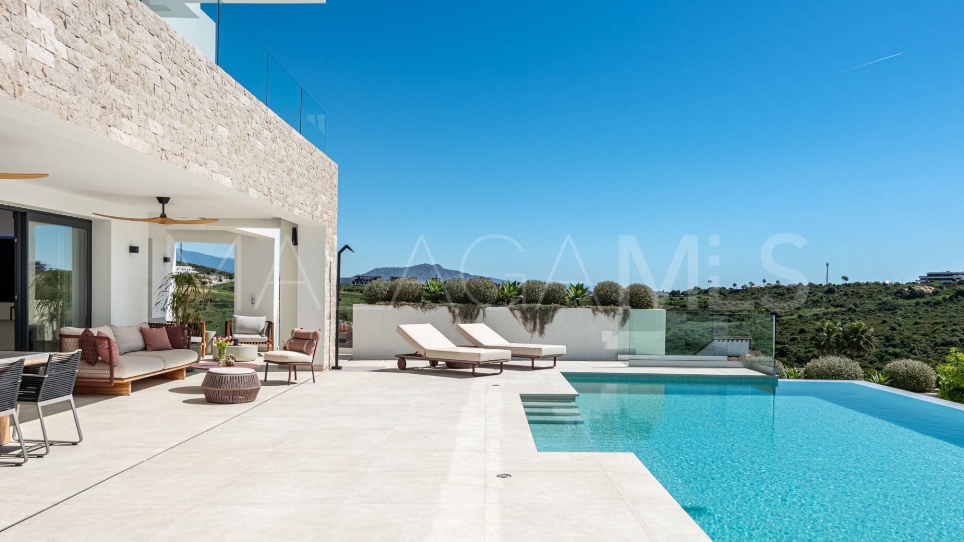 Villa for sale in Casares