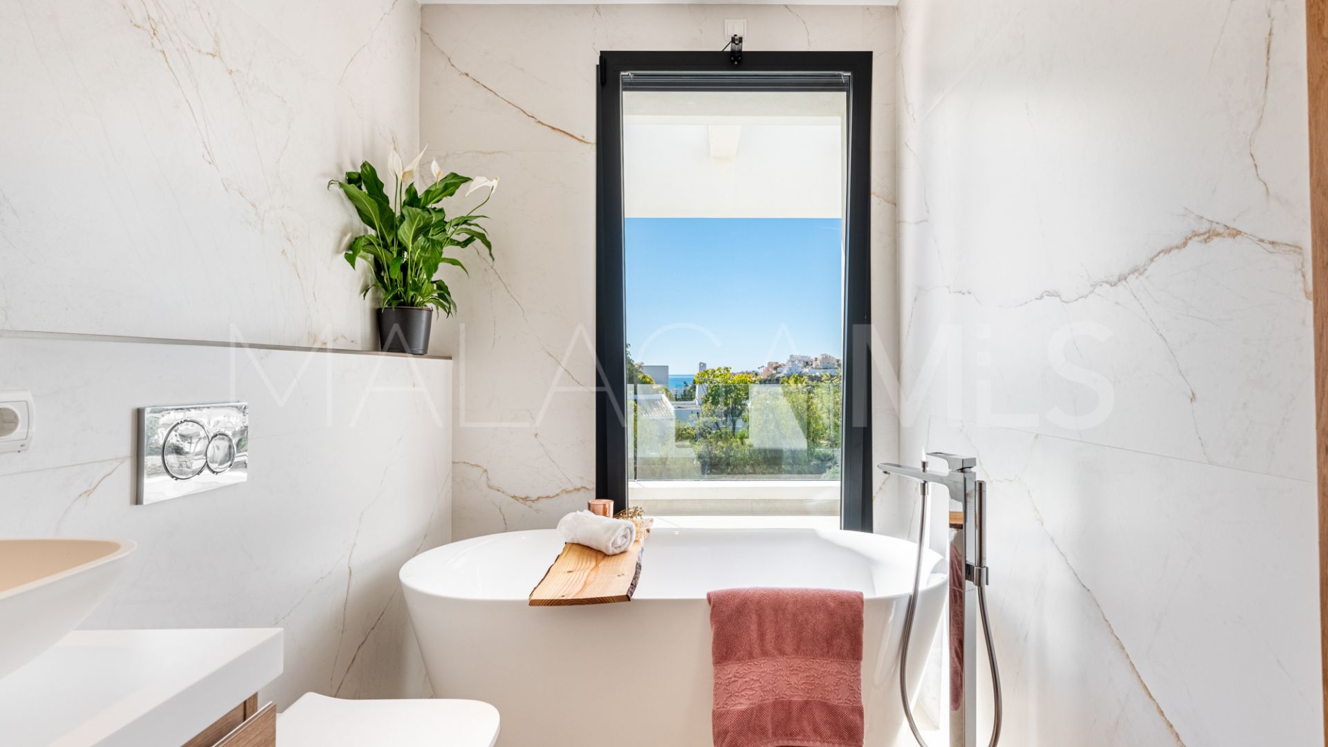 Villa for sale in Casares