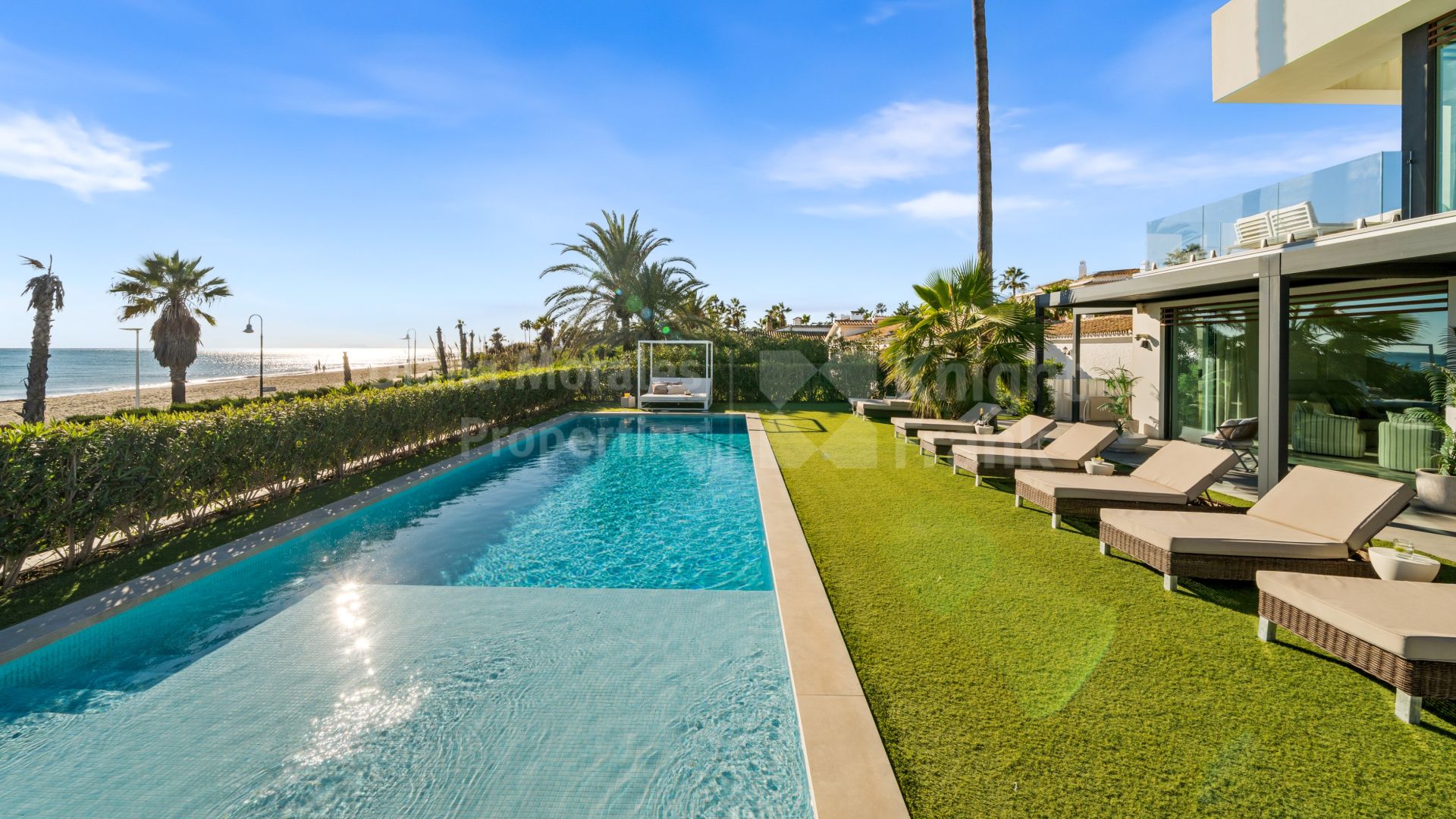 El Saladillo, High-grade frontline beach villa