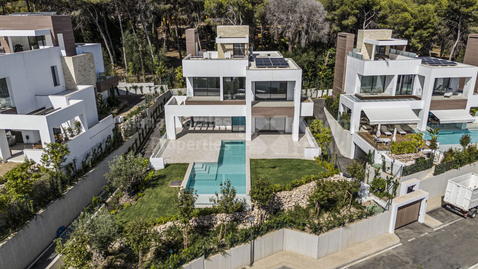 Marbella Centro, Villa Romero, casa contemporánea en urbanización cerrada en la Milla de Oro