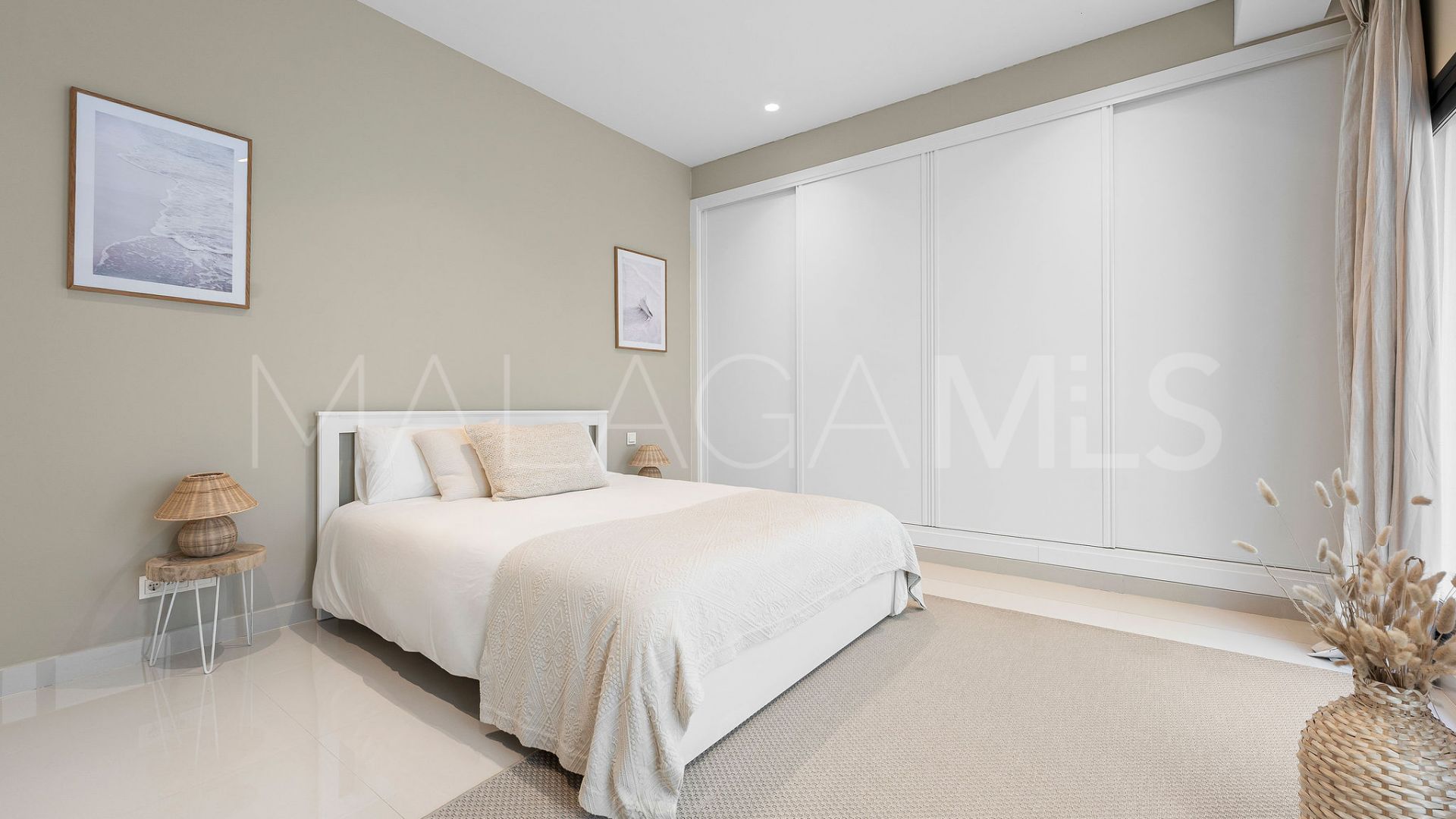 Buy villa in El Herrojo with 5 bedrooms