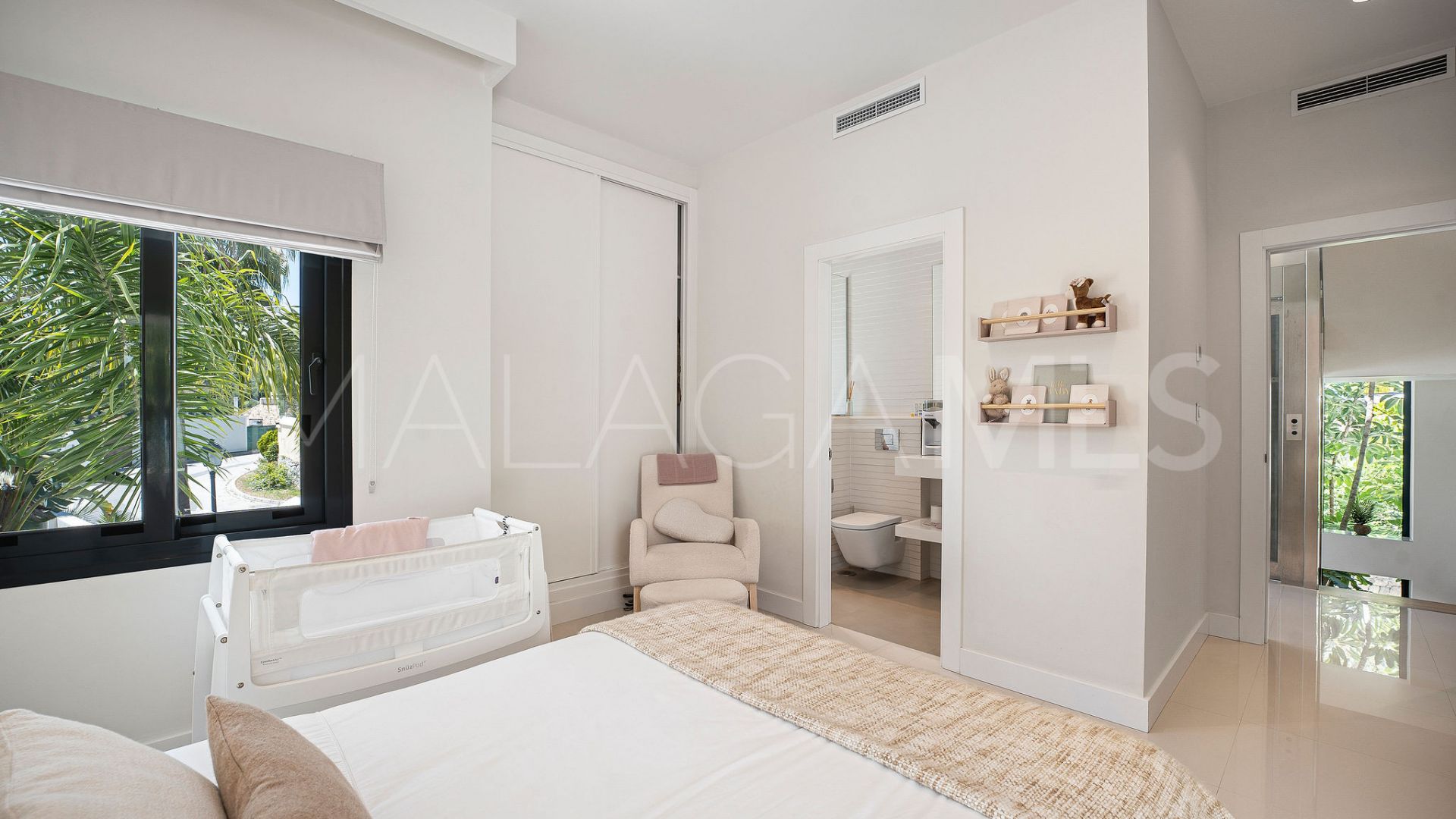 Buy villa in El Herrojo with 5 bedrooms