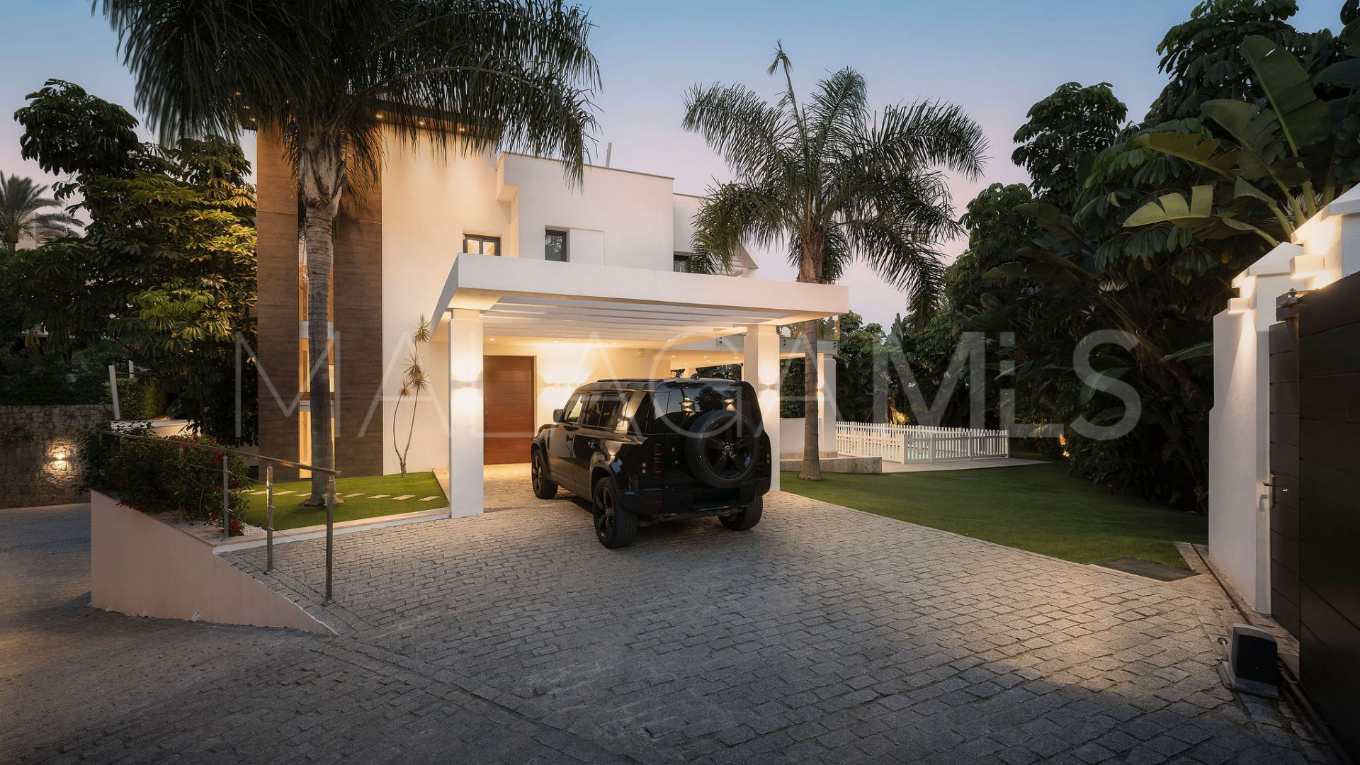 Buy villa in El Herrojo with 5 bedrooms