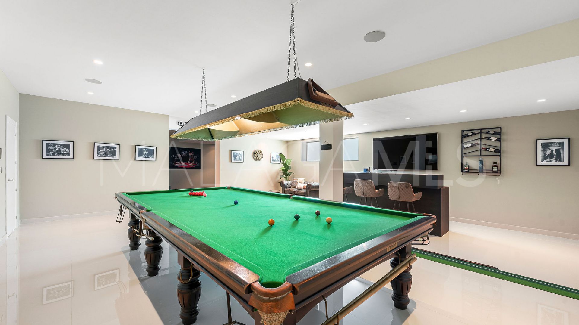 Buy villa in El Herrojo with 5 bedrooms