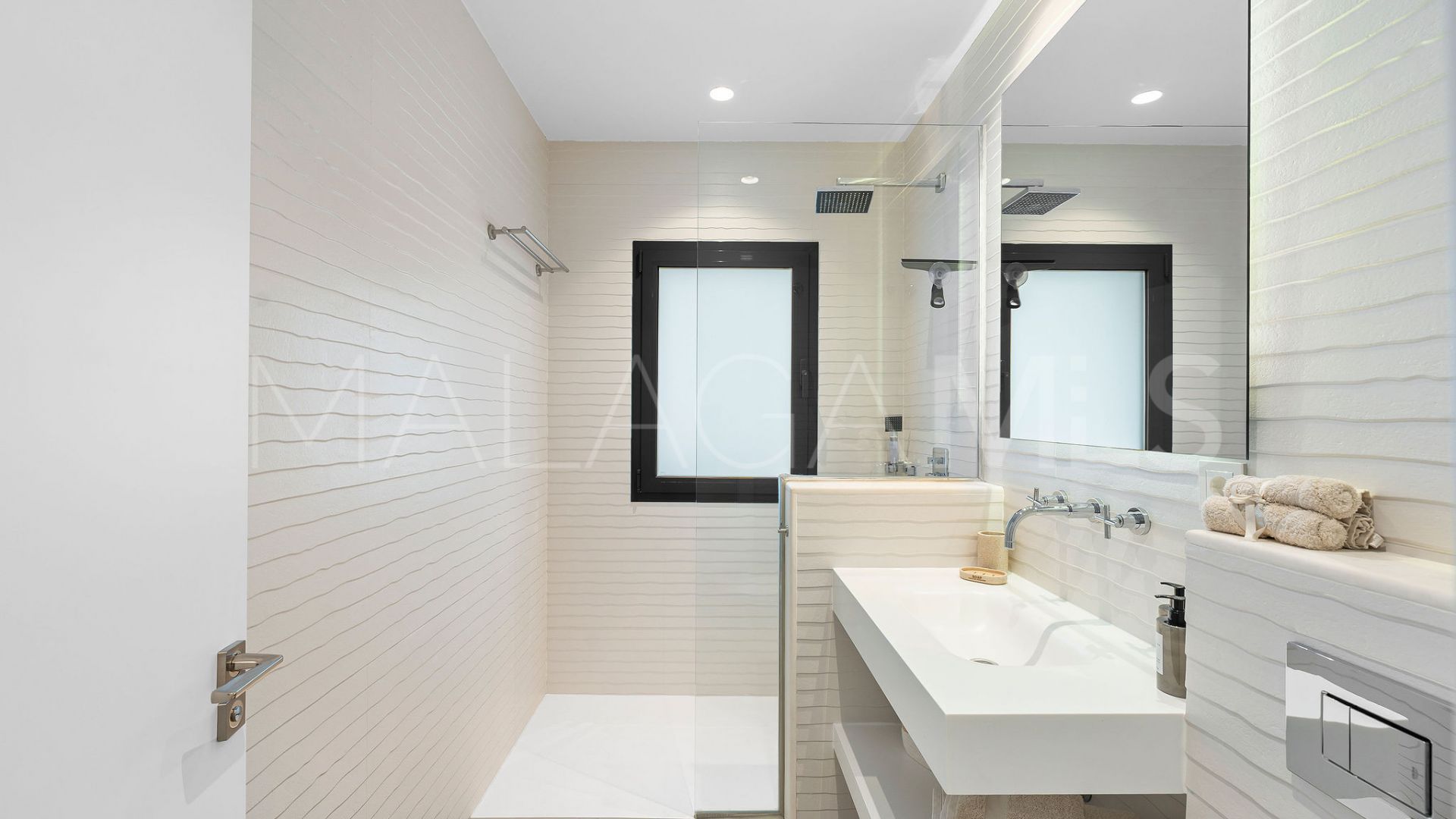 Buy villa in El Herrojo with 5 bedrooms