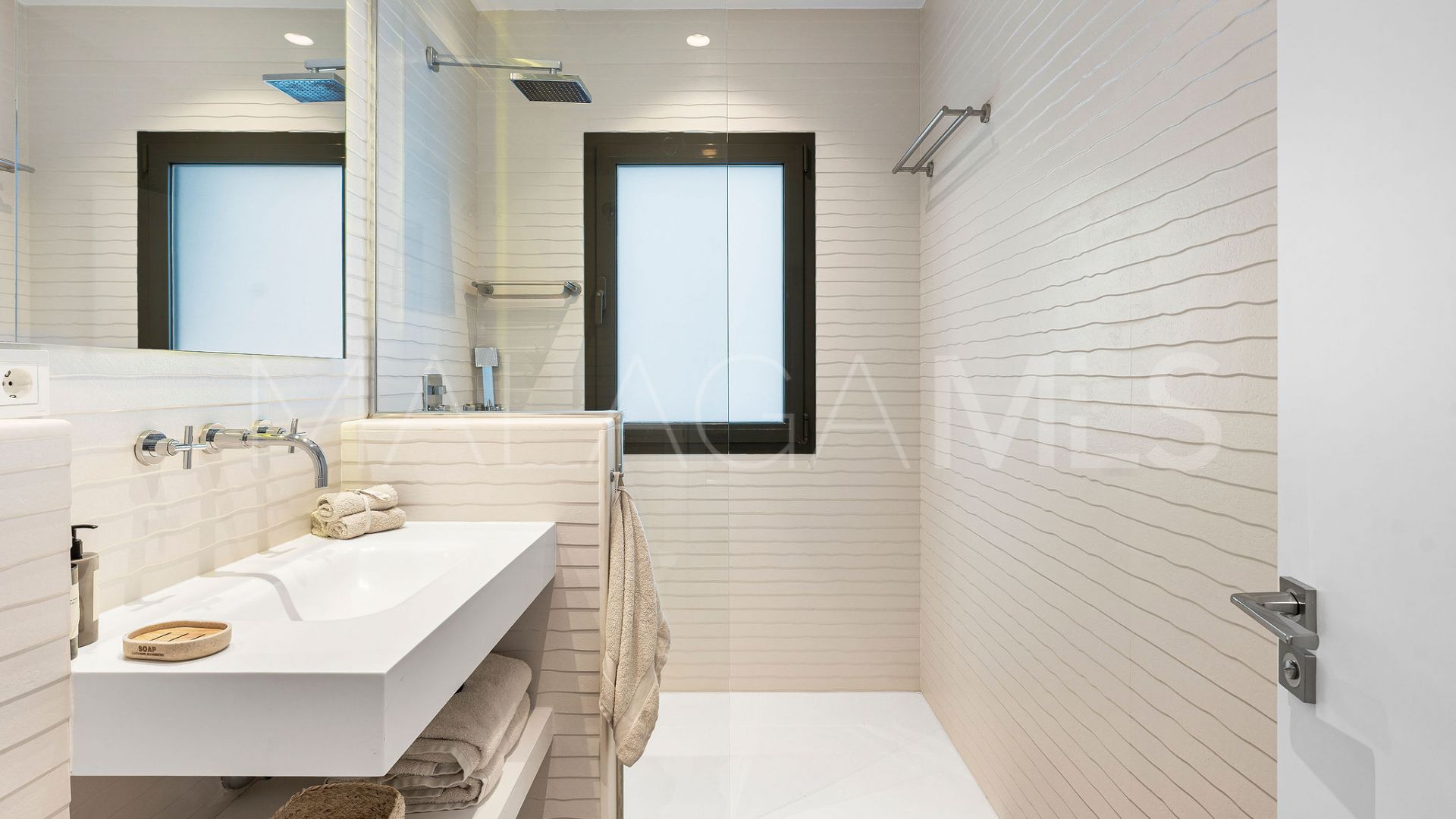 Buy villa in El Herrojo with 5 bedrooms