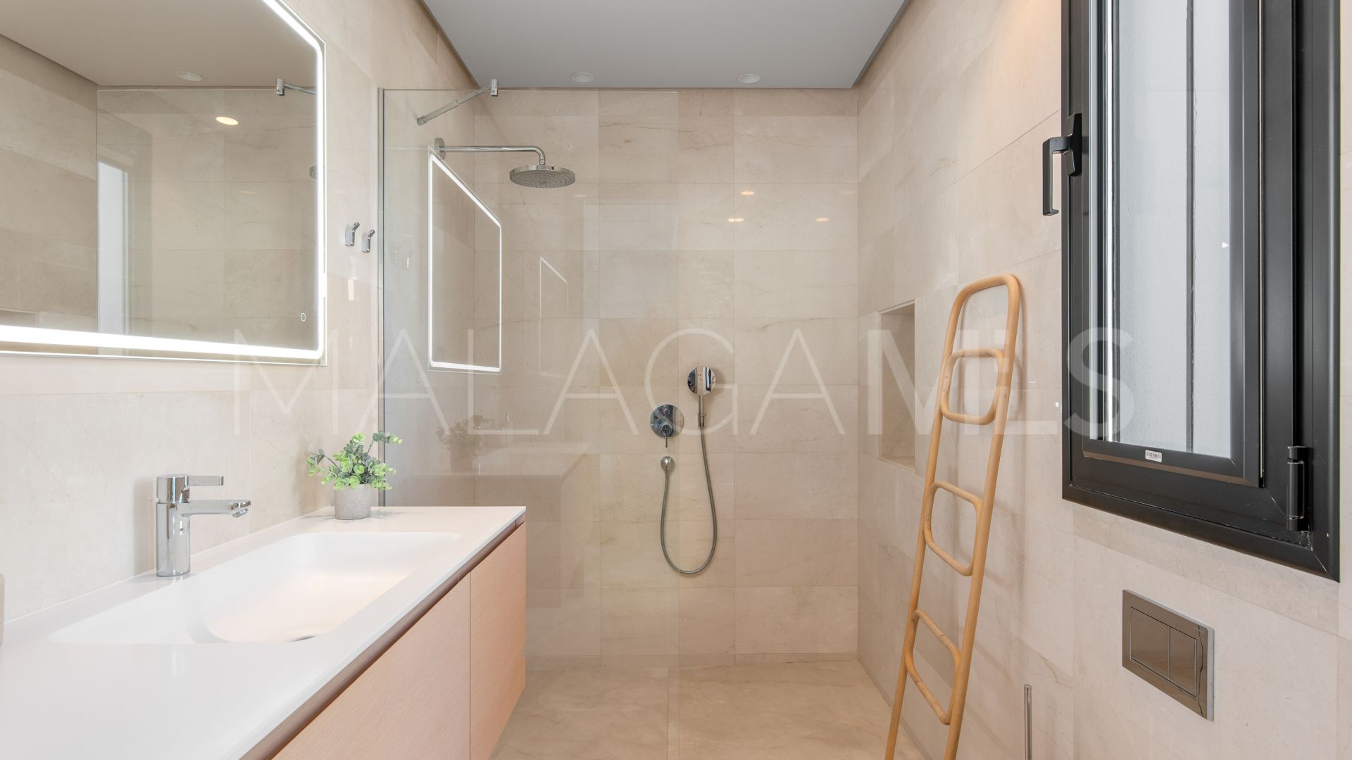 5 bedrooms villa for sale in El Paraiso