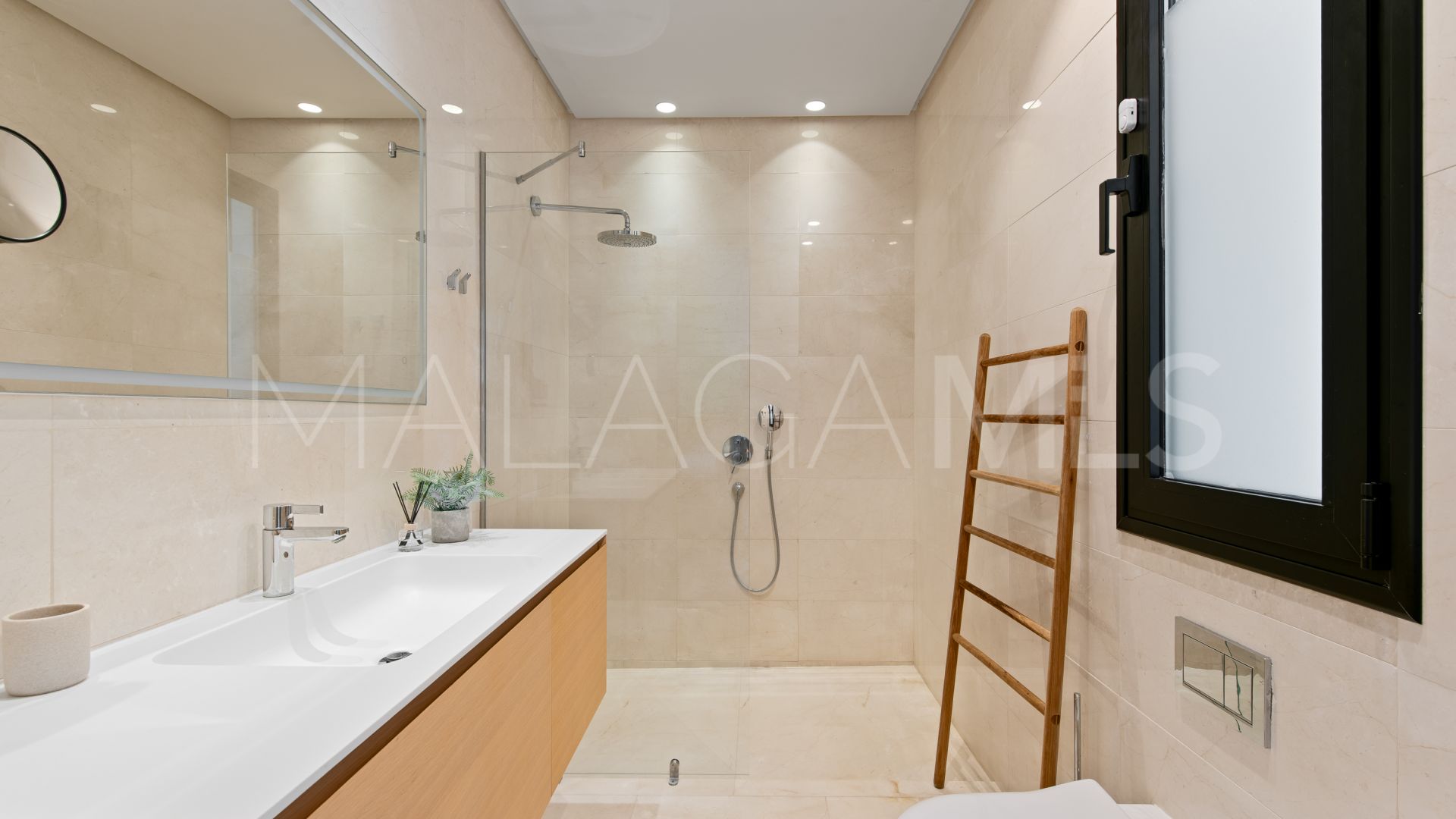 5 bedrooms villa for sale in El Paraiso