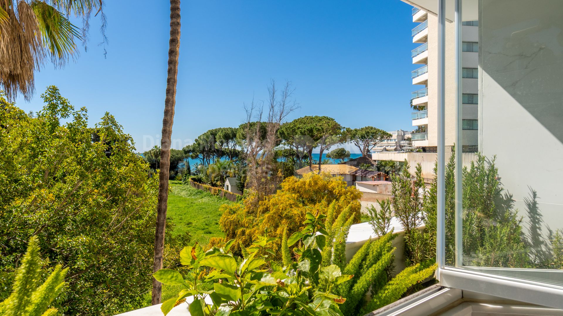 Jardín del Mediterráneo, Modernes Apartment im zeitgenössischen Stil in Strandnähe