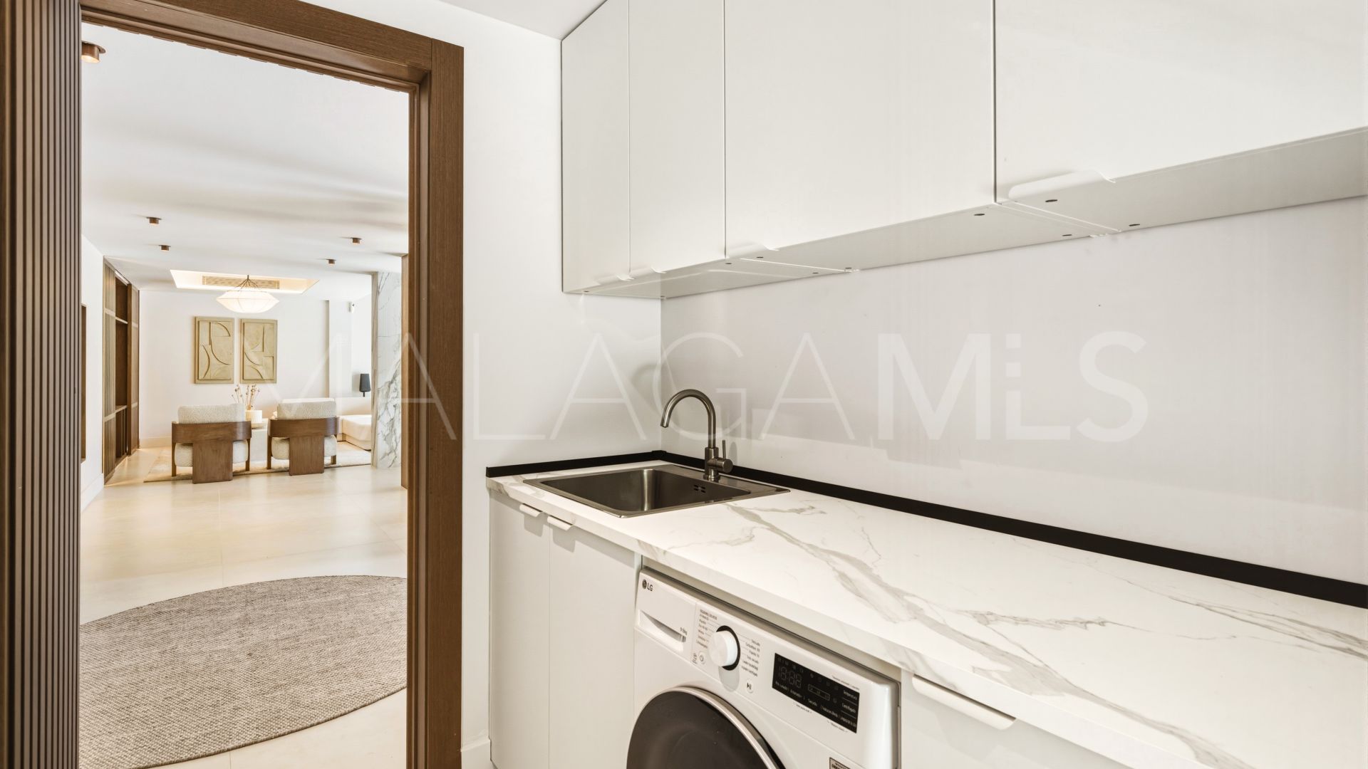 Buy villa with 5 bedrooms in Las Brisas