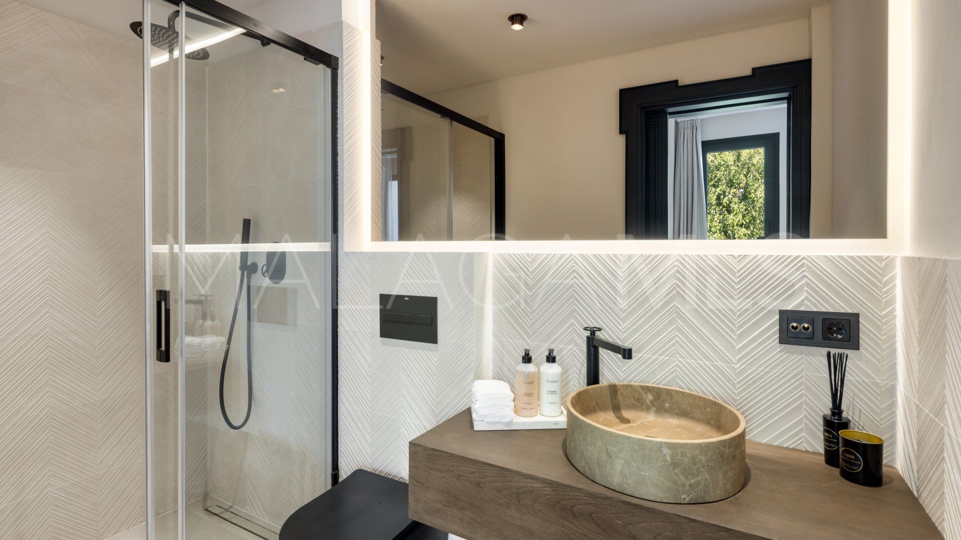 Buy villa with 5 bedrooms in Las Brisas