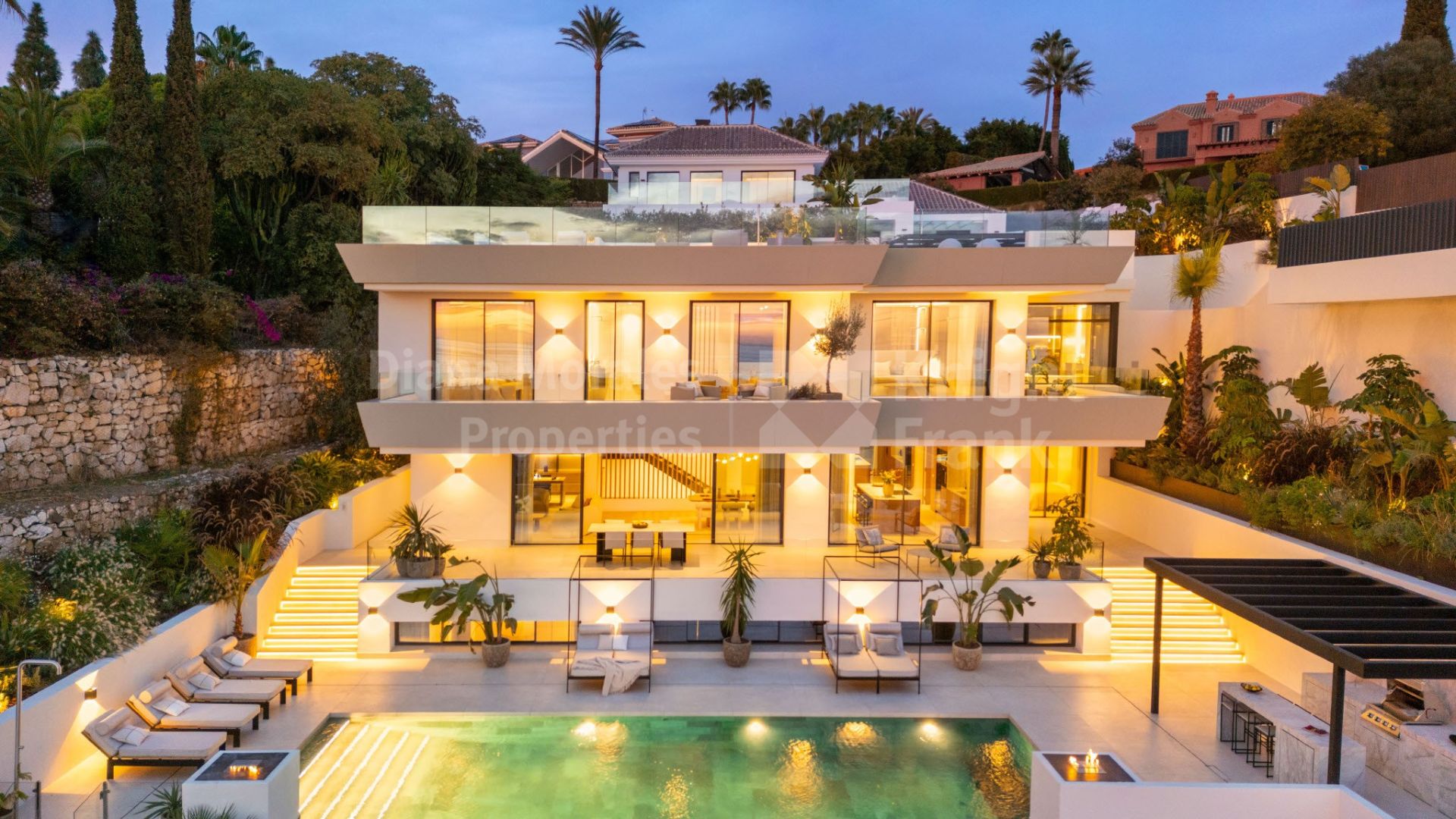 Marbella Ost, Villa Ember, exklusive Immobilie mit modernem Design und großzügigen Terrassen