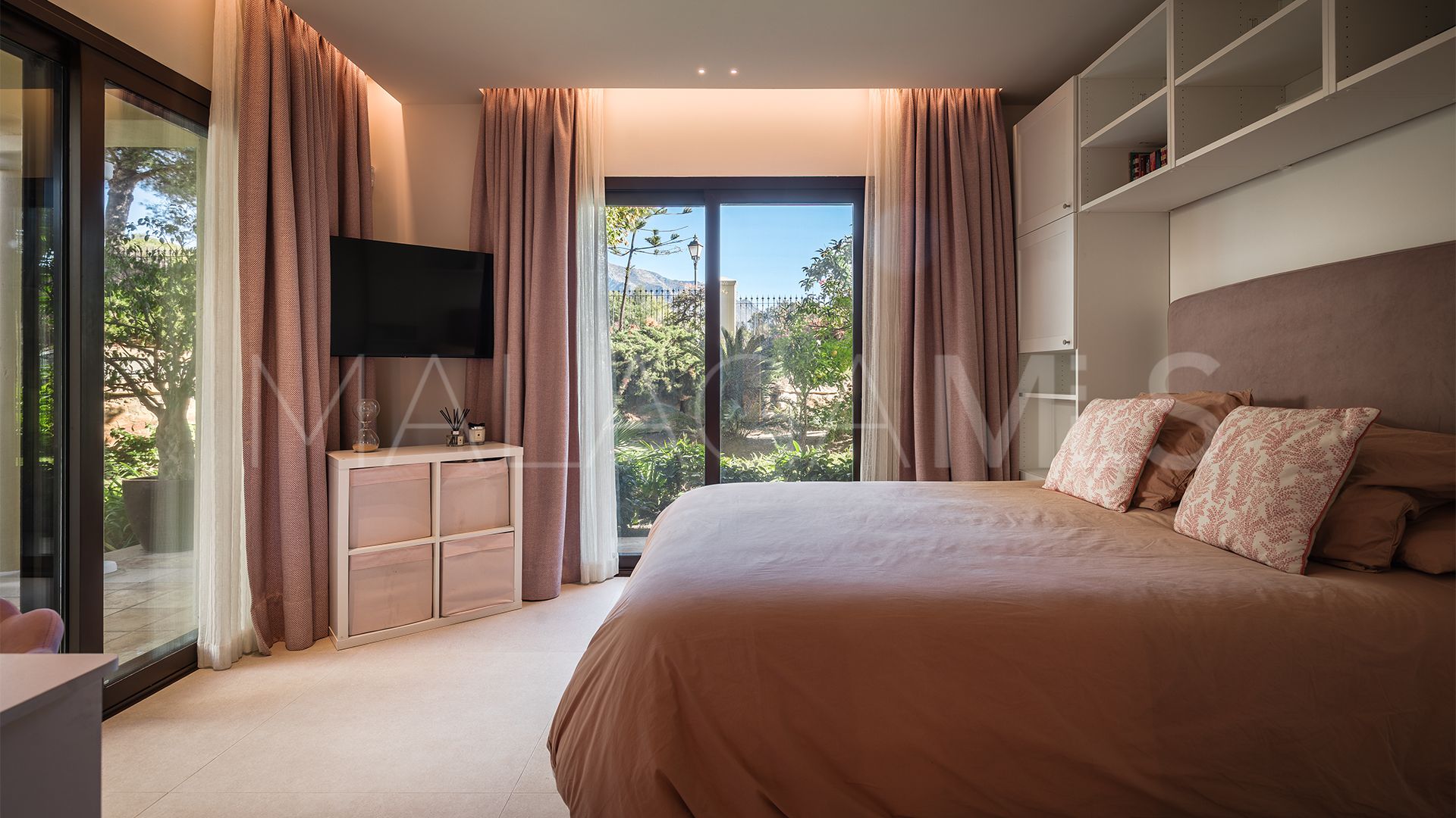 For sale ground floor apartment in Aloha Park with 4 bedrooms