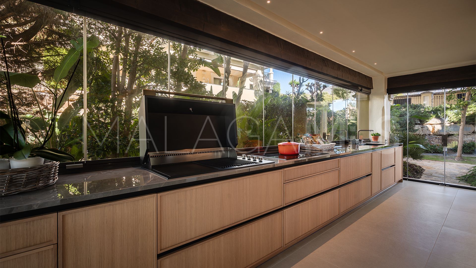 For sale ground floor apartment in Aloha Park with 4 bedrooms