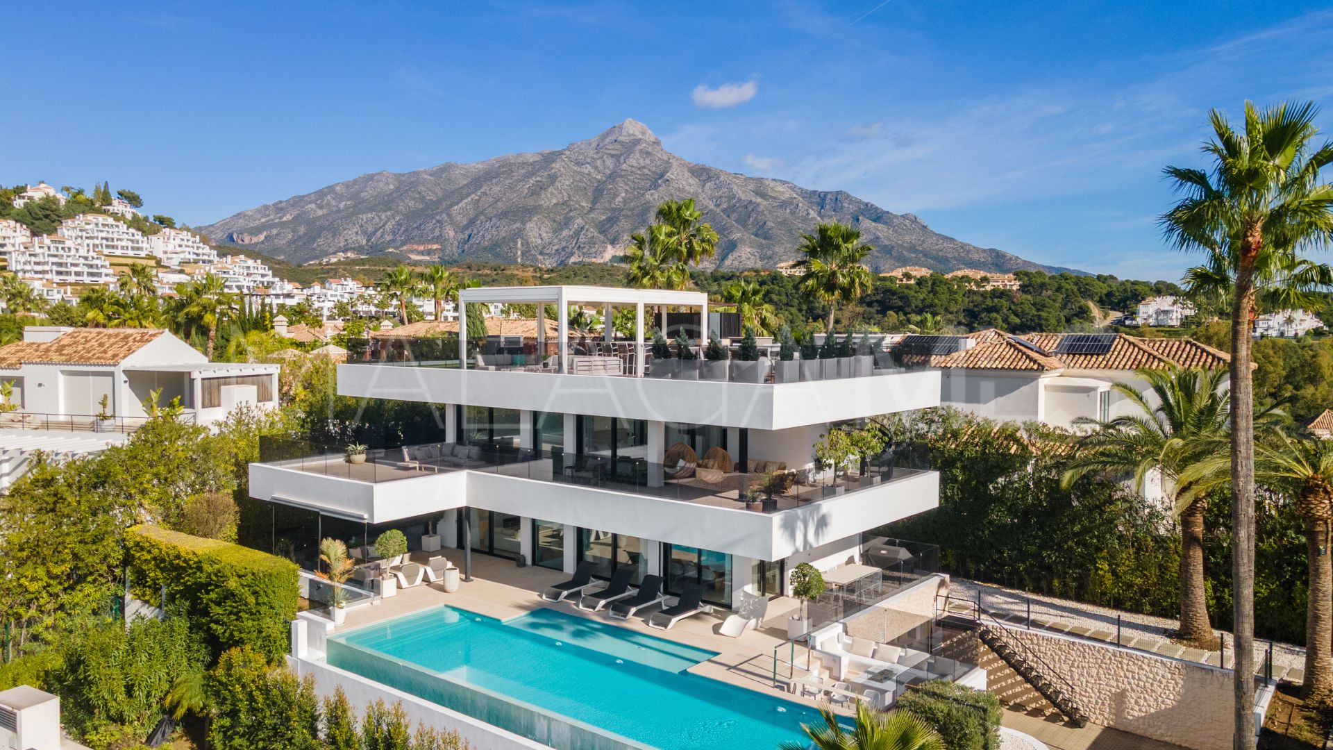 Villa for sale in Las Brisas