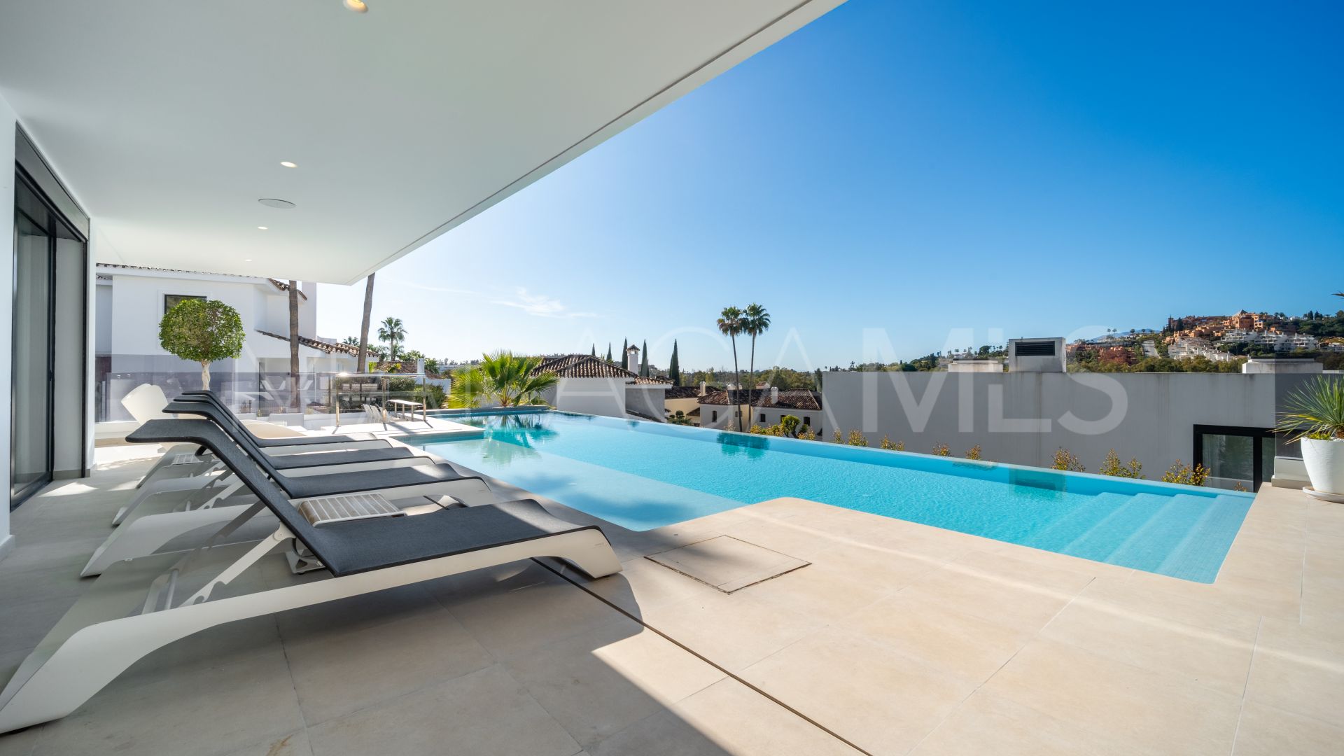 Villa for sale in Las Brisas