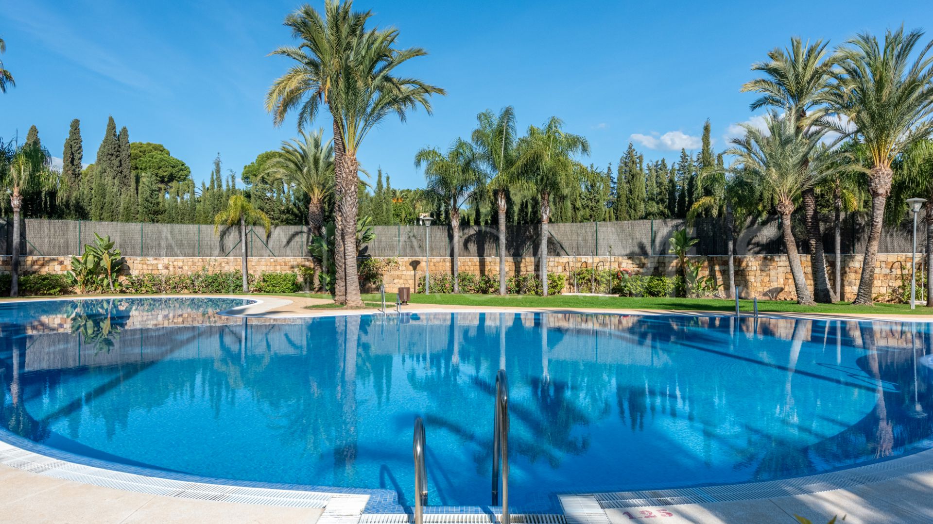 Lägenhet for sale in Medina de Banús