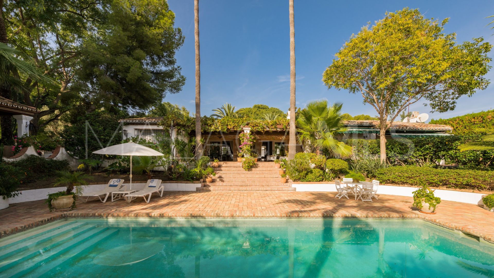 For sale 6 bedrooms cortijo in Benahavis