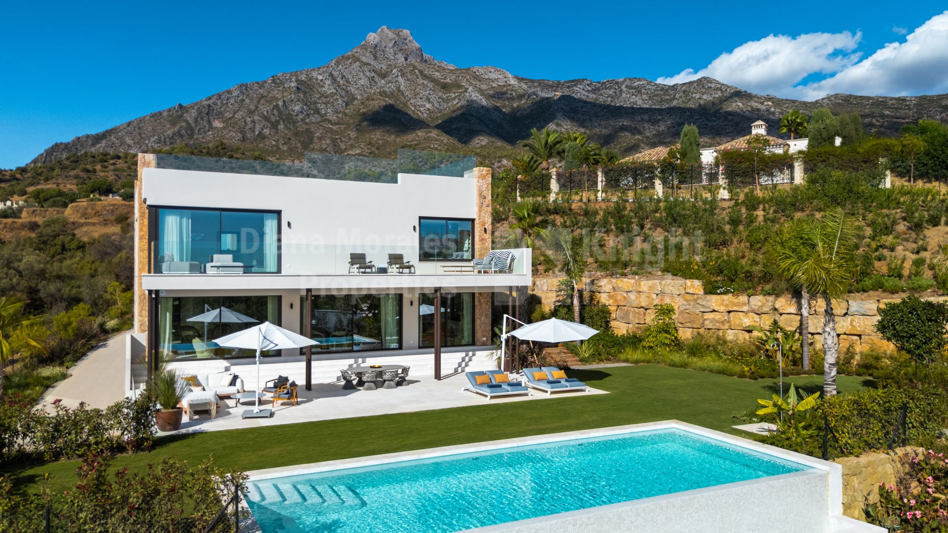 Villa contemporánea con vistas al mar en Marbella Hill Club