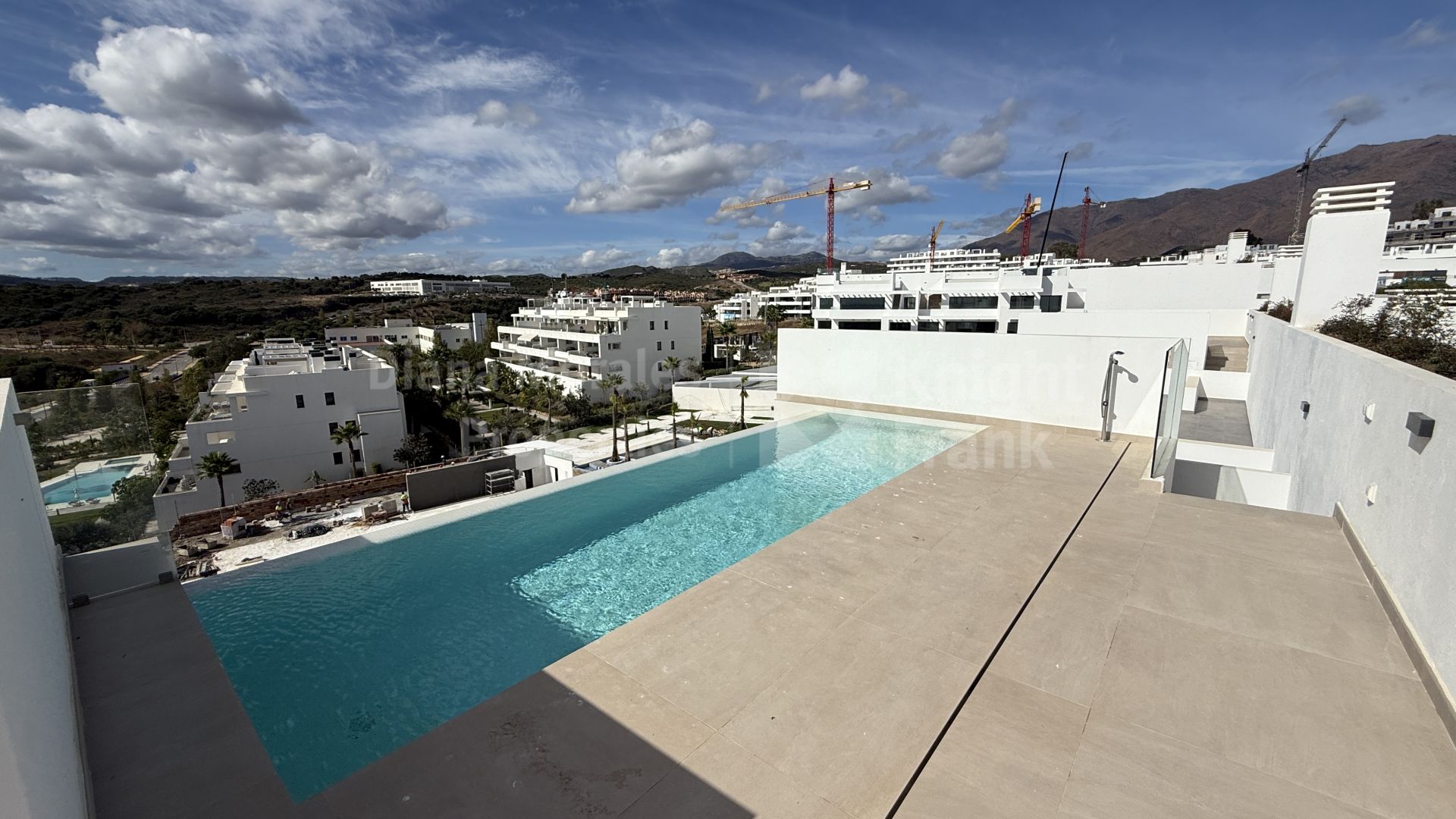 Estepona Westen, Drei-Schlafzimmer-Penthouse mit privatem Pool in Estepona