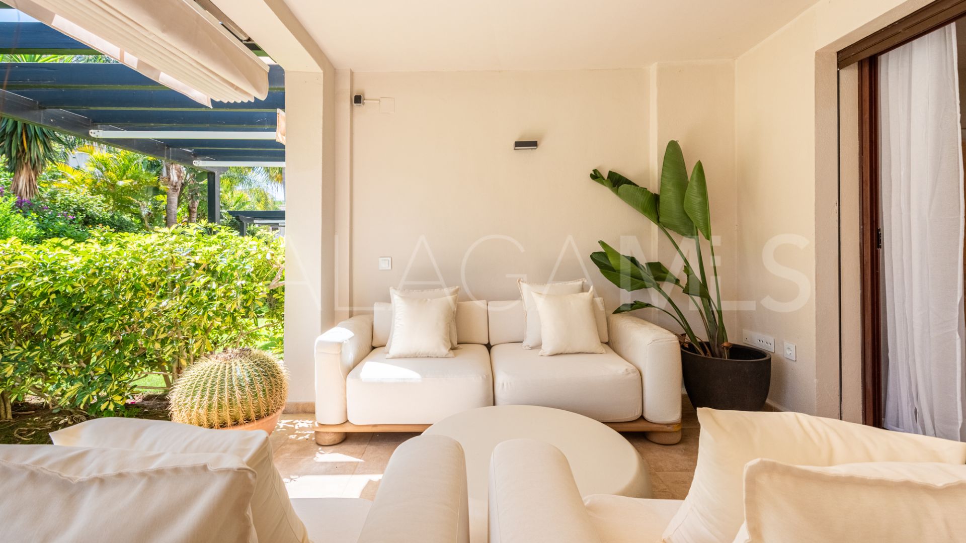 Se vende apartamento planta baja in Medina de Banús with 2 bedrooms