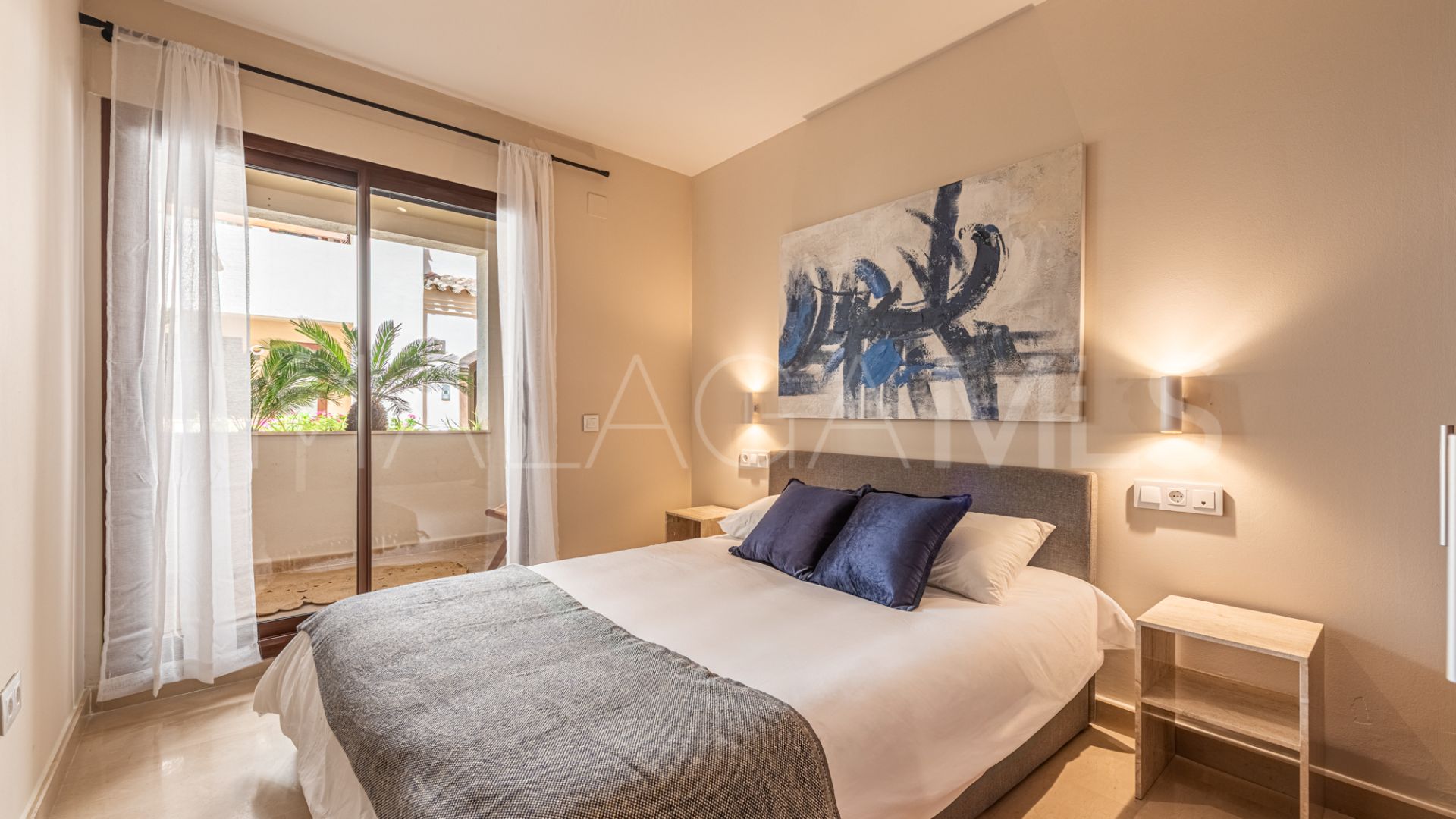 Se vende apartamento planta baja in Medina de Banús with 2 bedrooms