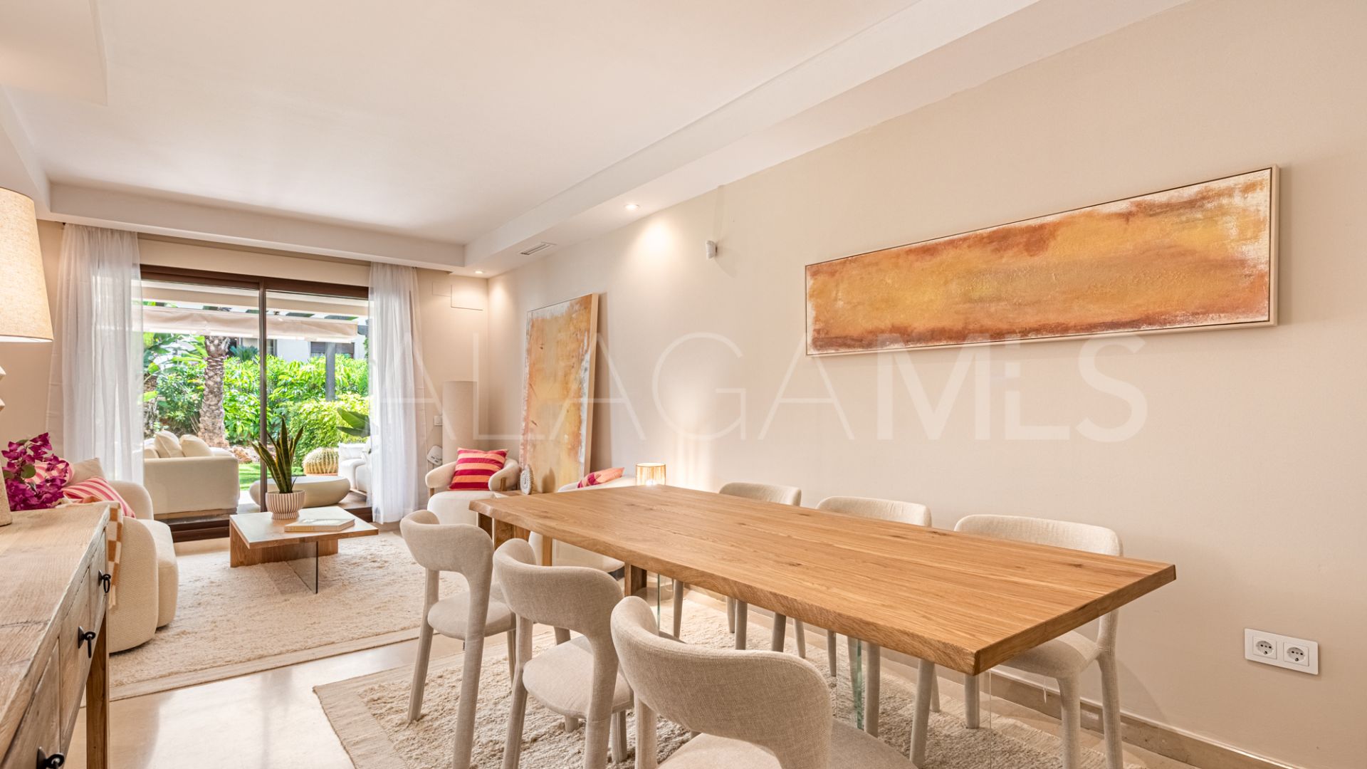 Se vende apartamento planta baja in Medina de Banús with 2 bedrooms