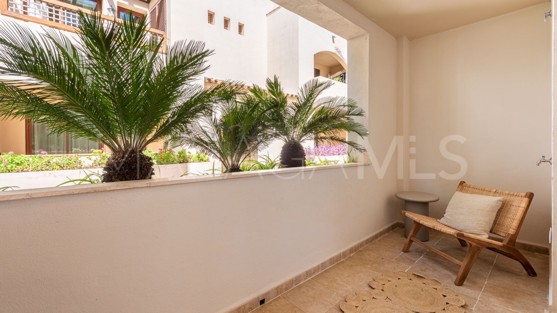 Se vende apartamento planta baja in Medina de Banús with 2 bedrooms