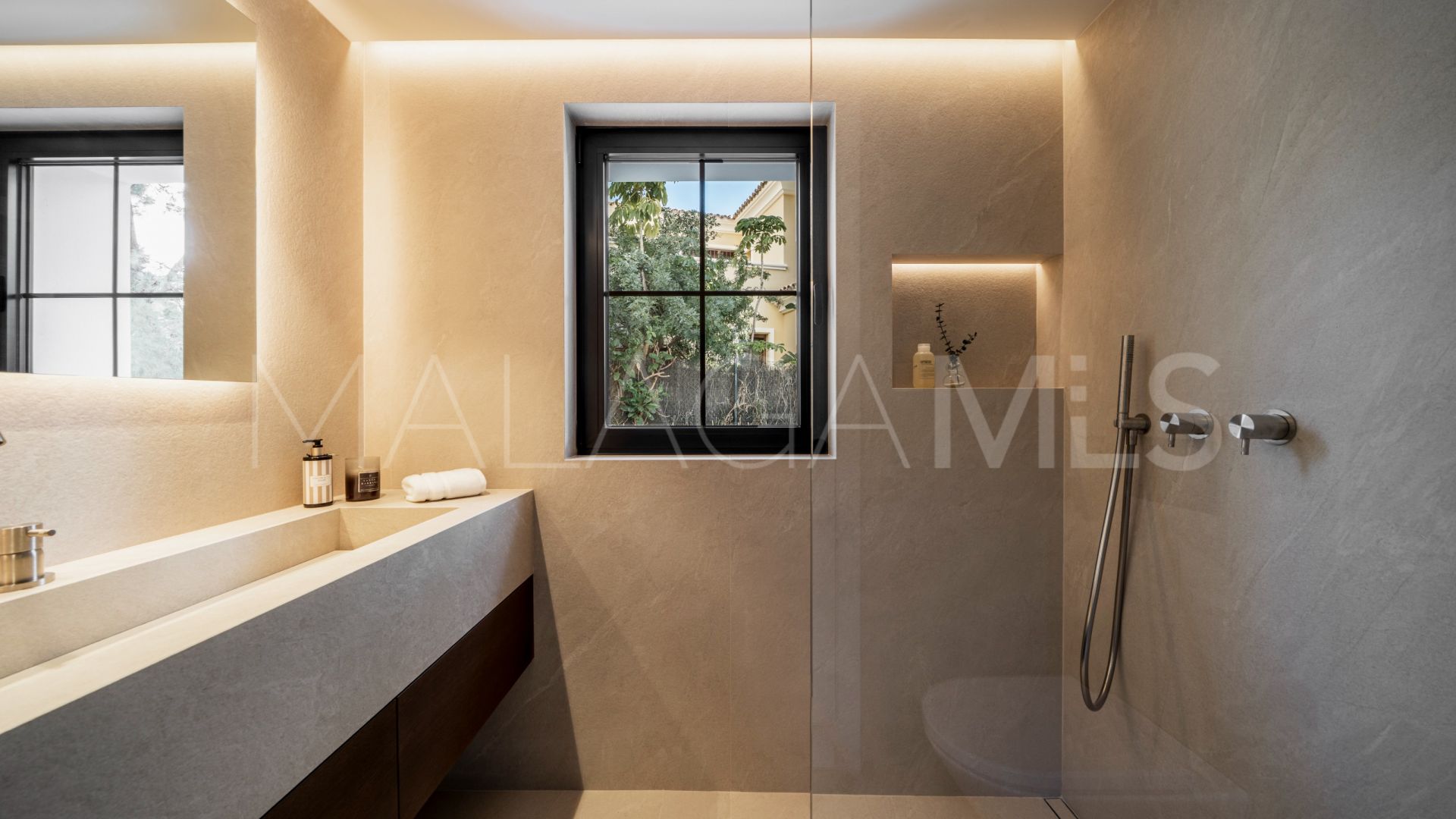 Villa for sale in Las Brisas