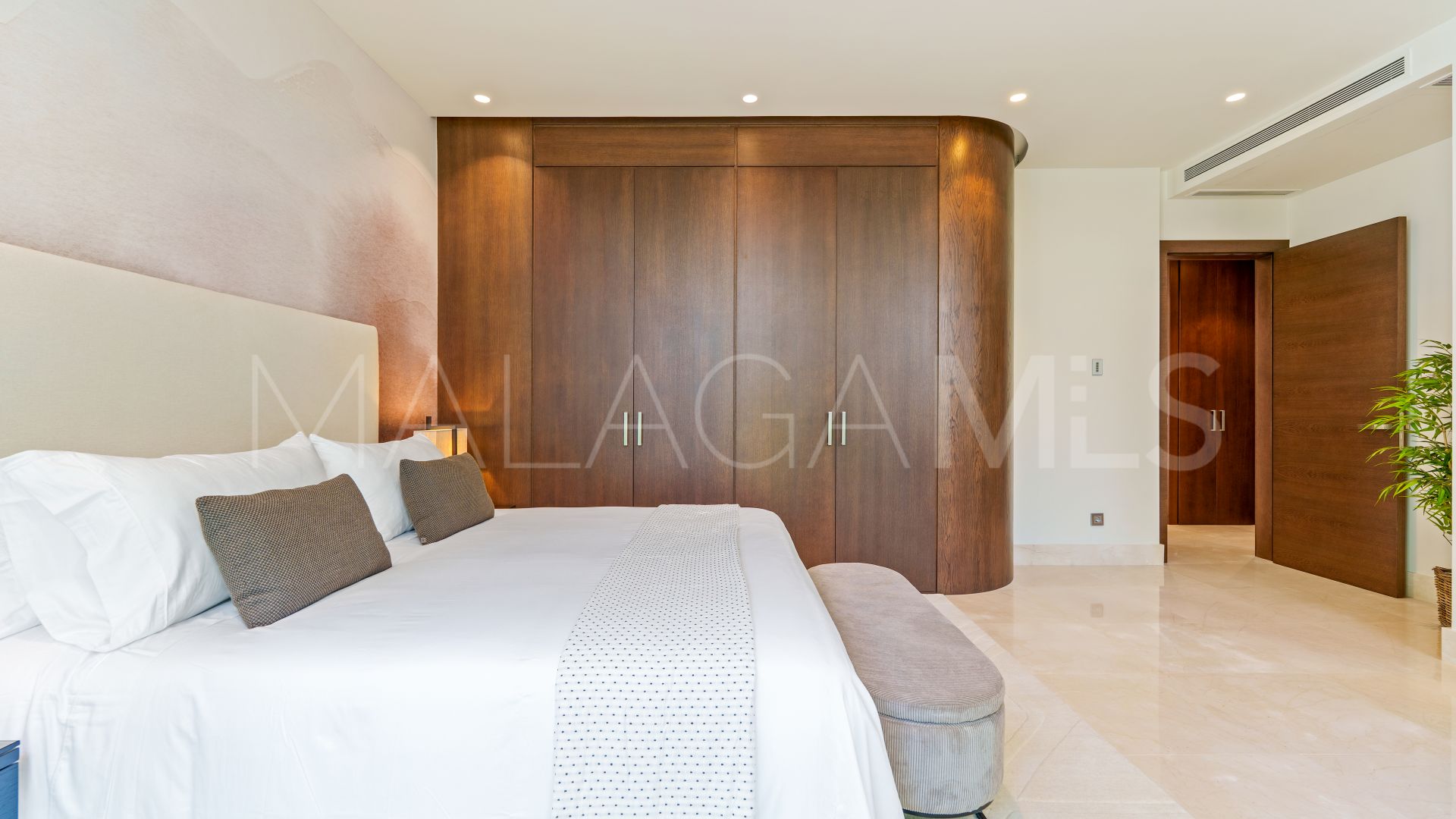 For sale ground floor duplex in Reserva de Sierra Blanca with 4 bedrooms