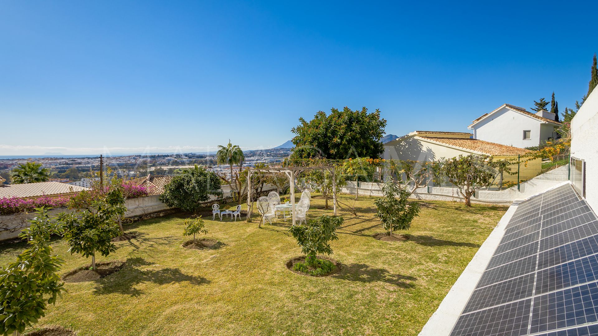 Villa for sale in Nueva Andalucia
