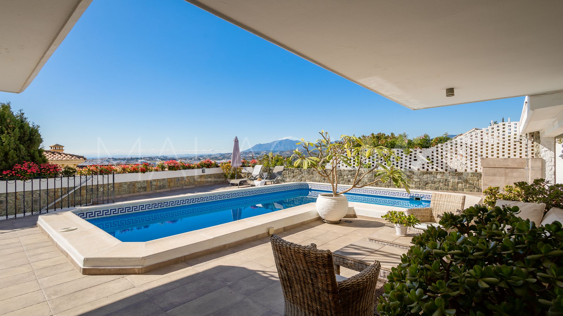 Villa for sale in Nueva Andalucia