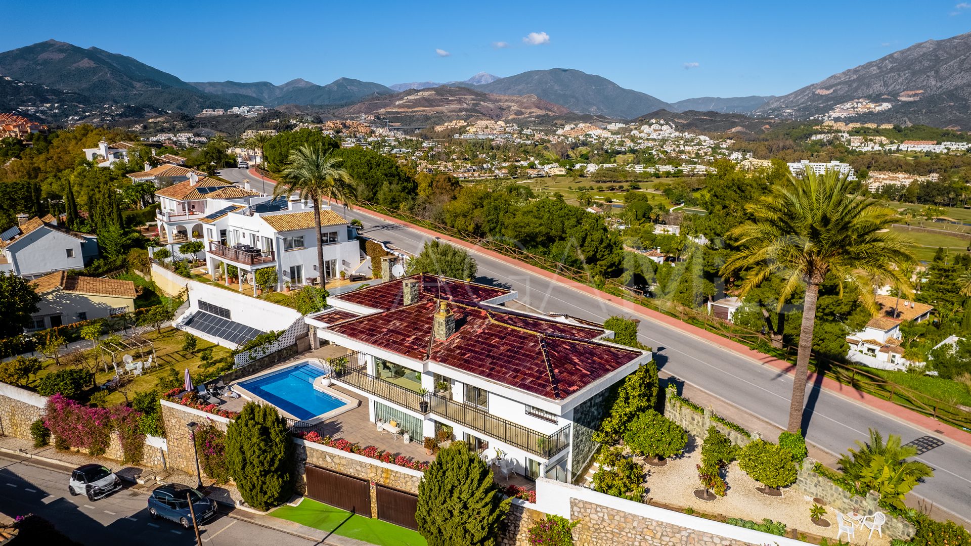 Villa for sale in Nueva Andalucia