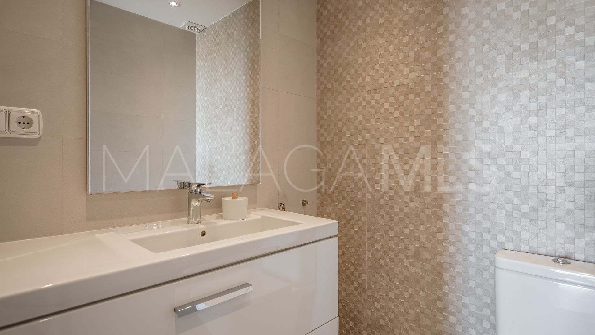 Villa for sale in Nueva Andalucia