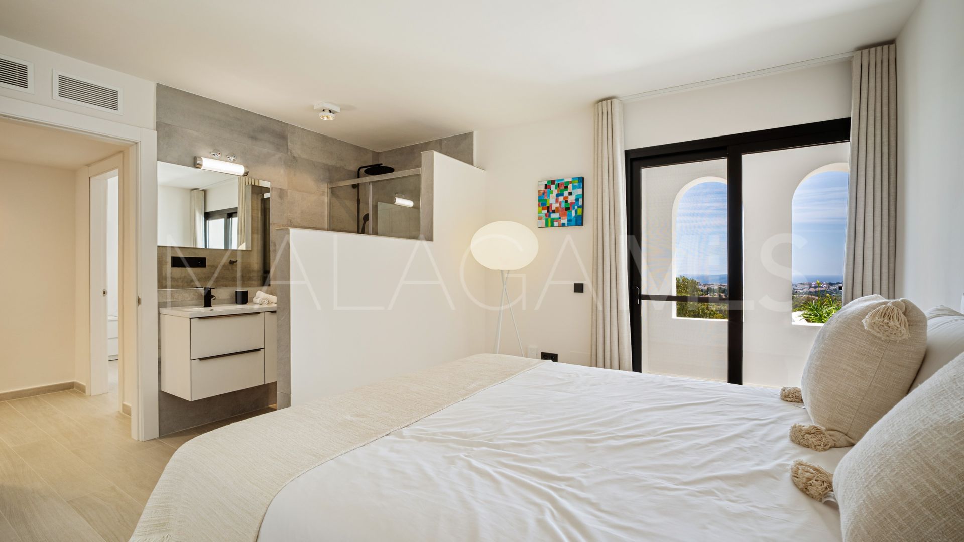 Villa for sale in Las Lomas de Nueva Andalucia