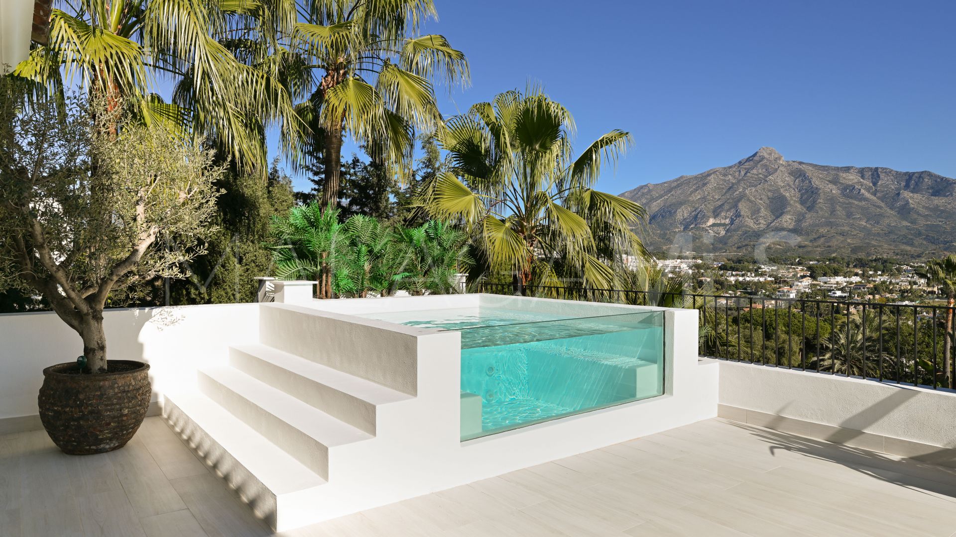 For sale Las Brisas villa with 6 bedrooms