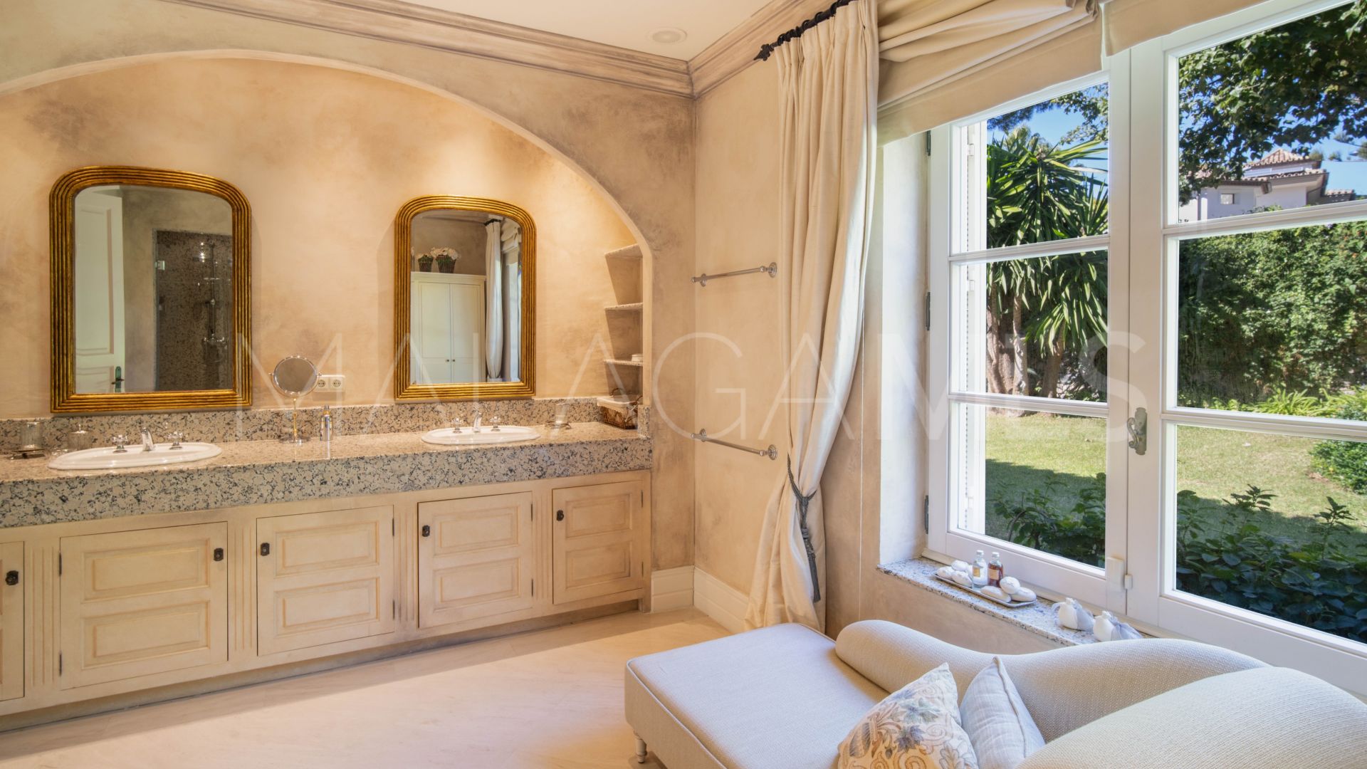 Villa for sale in Altos Reales