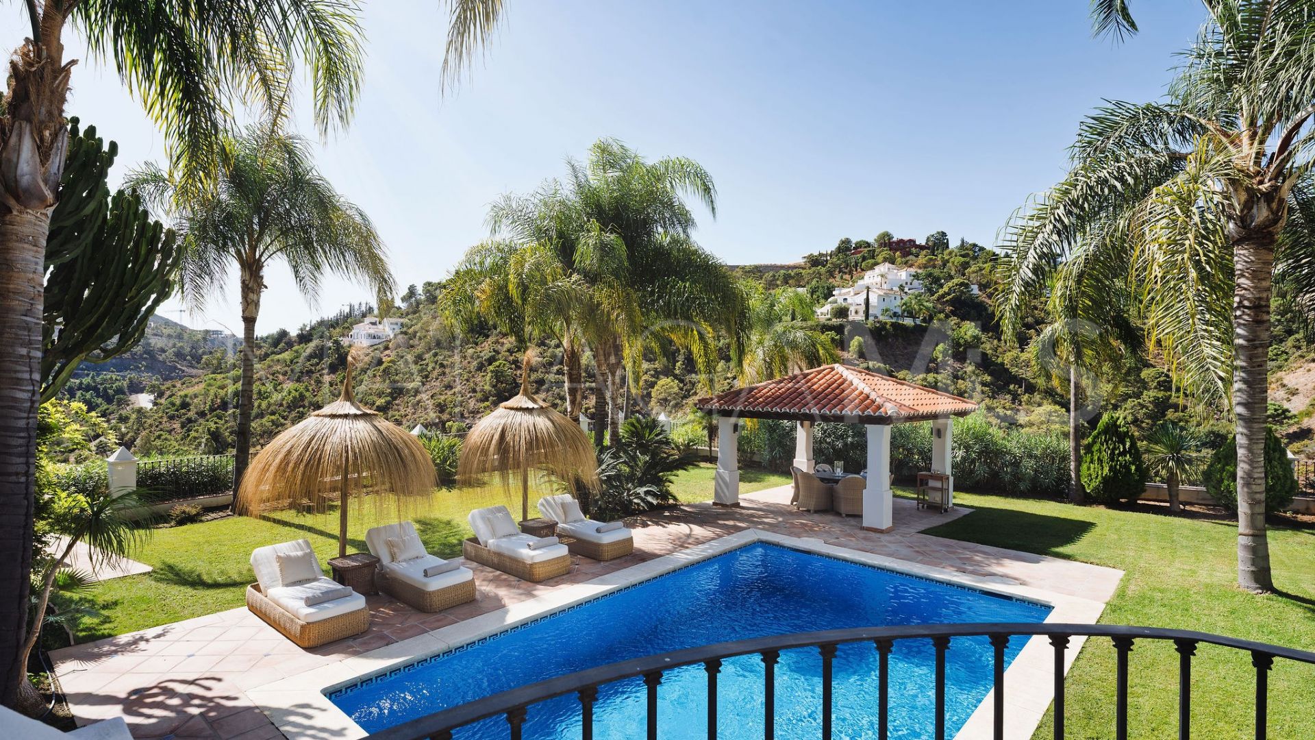 Buy villa in El Madroñal