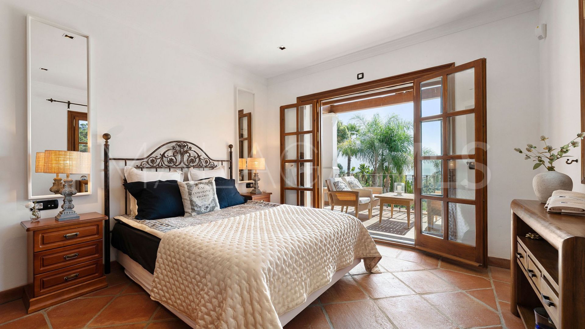 Buy villa in El Madroñal