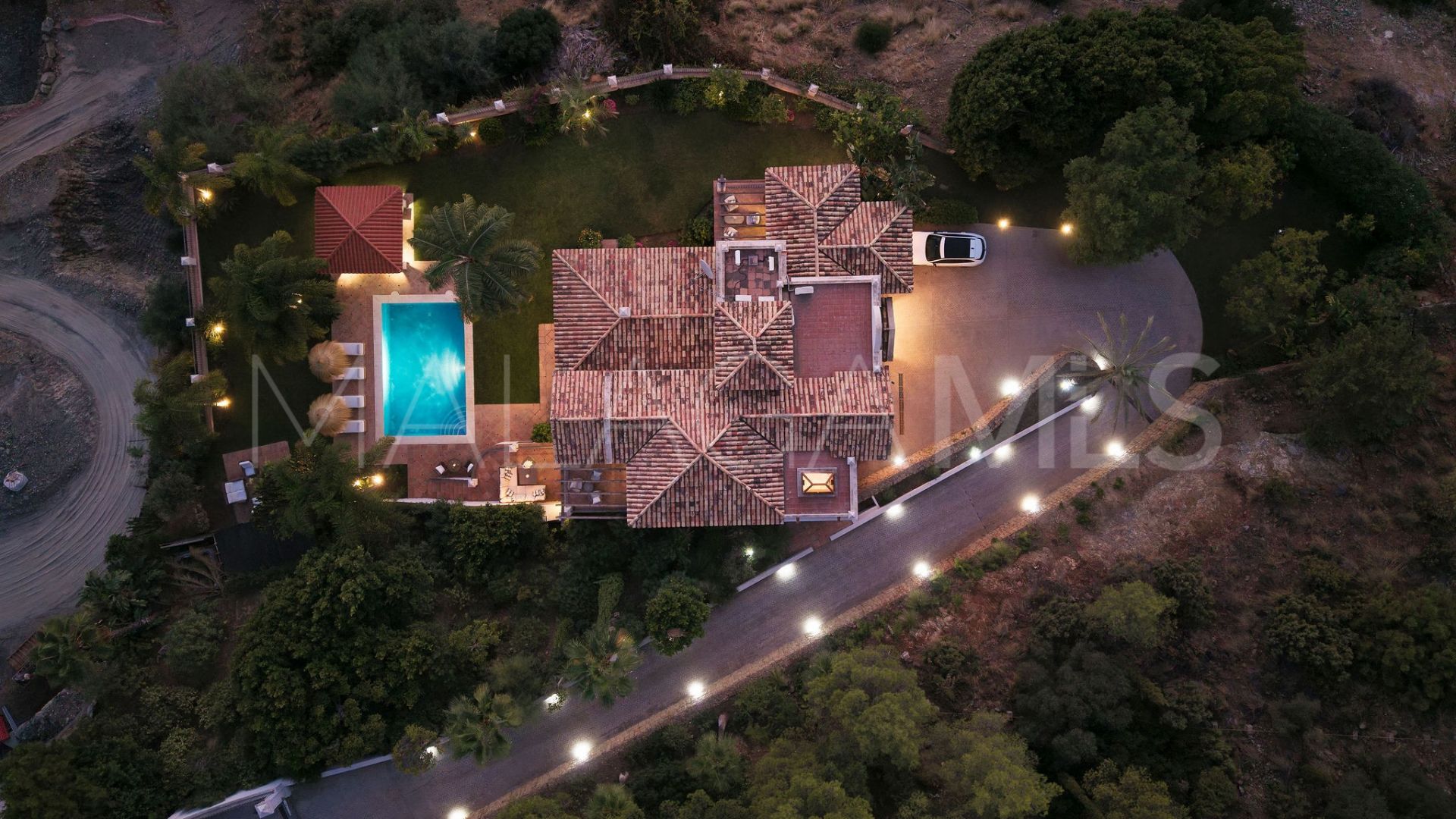 Buy villa in El Madroñal