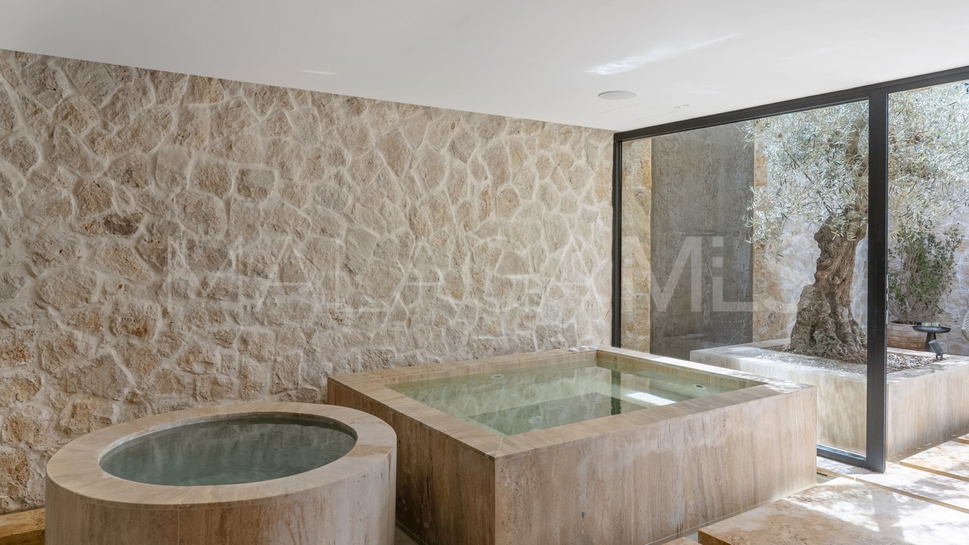 Villa for sale in Las Brisas