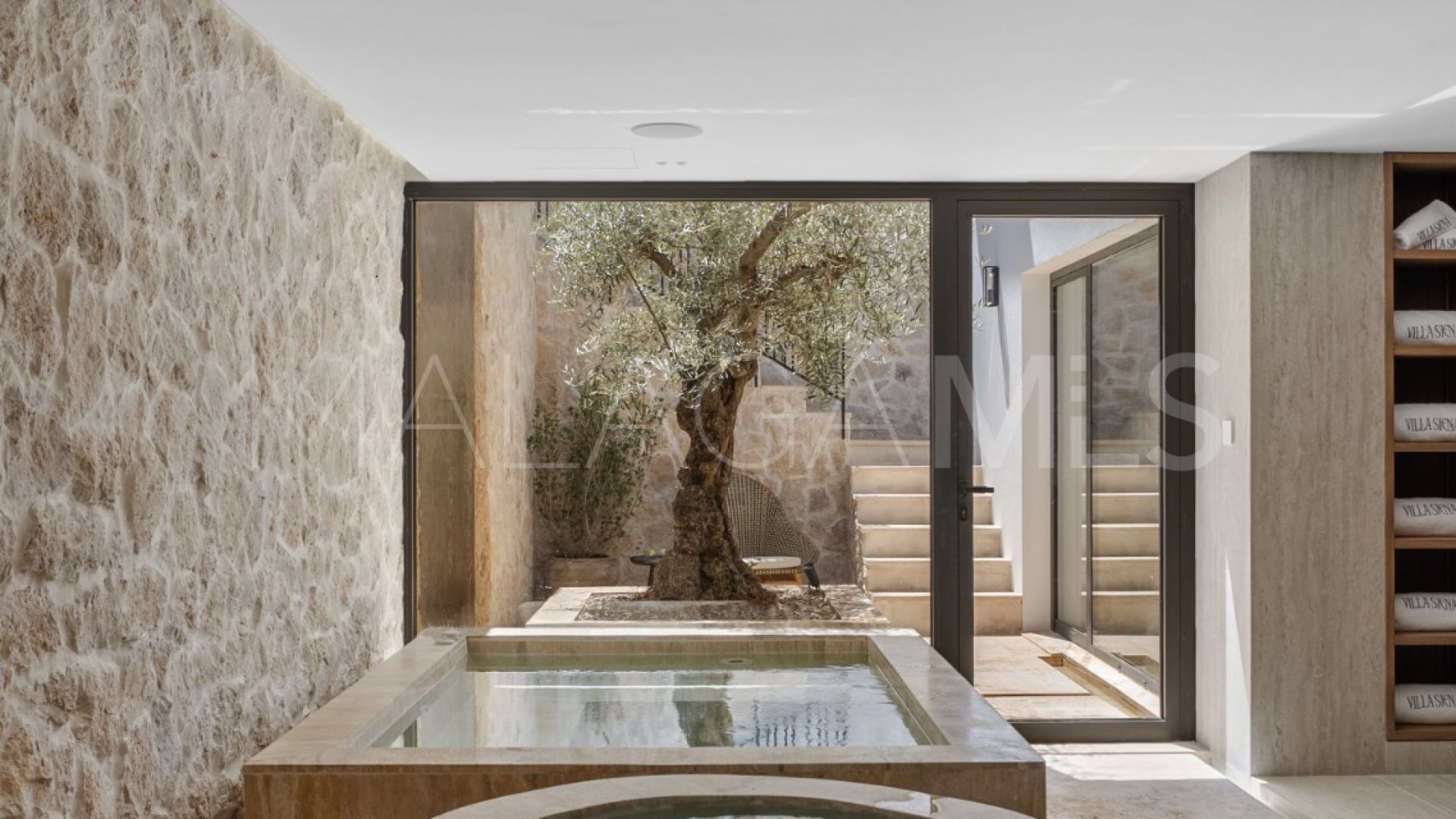 Villa for sale in Las Brisas