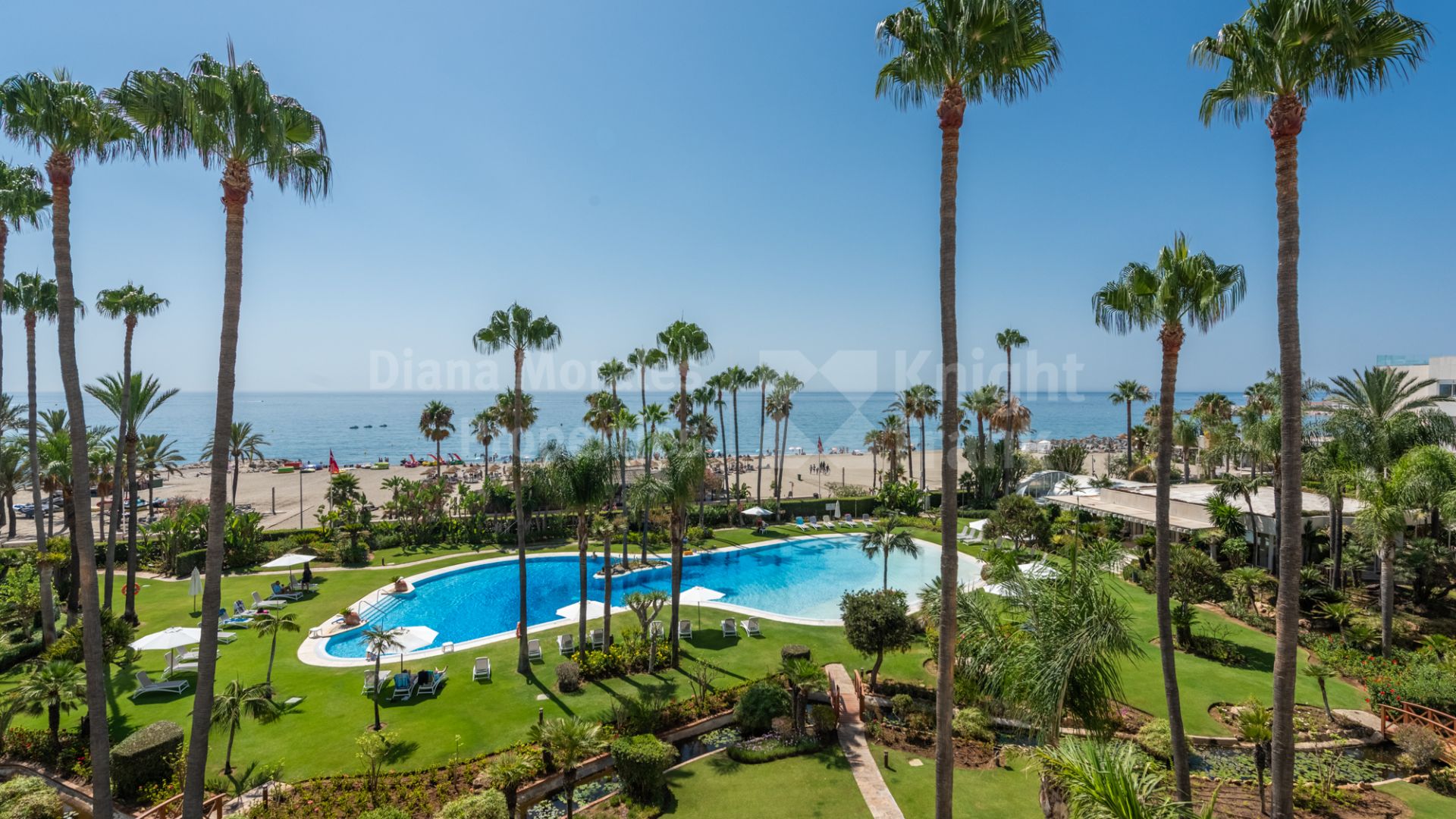 Ático dúplex en primera línea de playa en Los Granados II, Puerto Banús