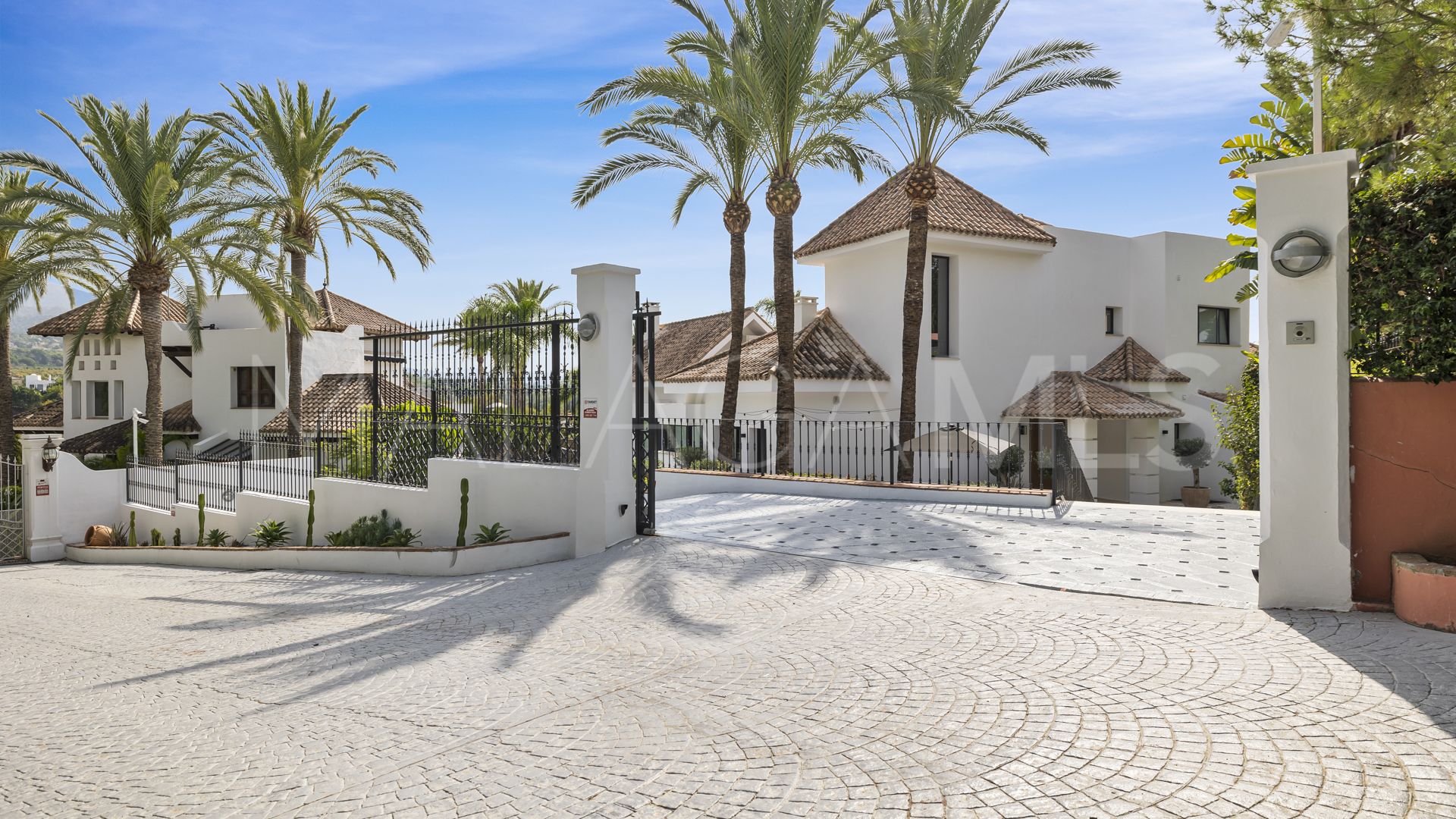 Villa for sale in Las Lomas del Marbella Club