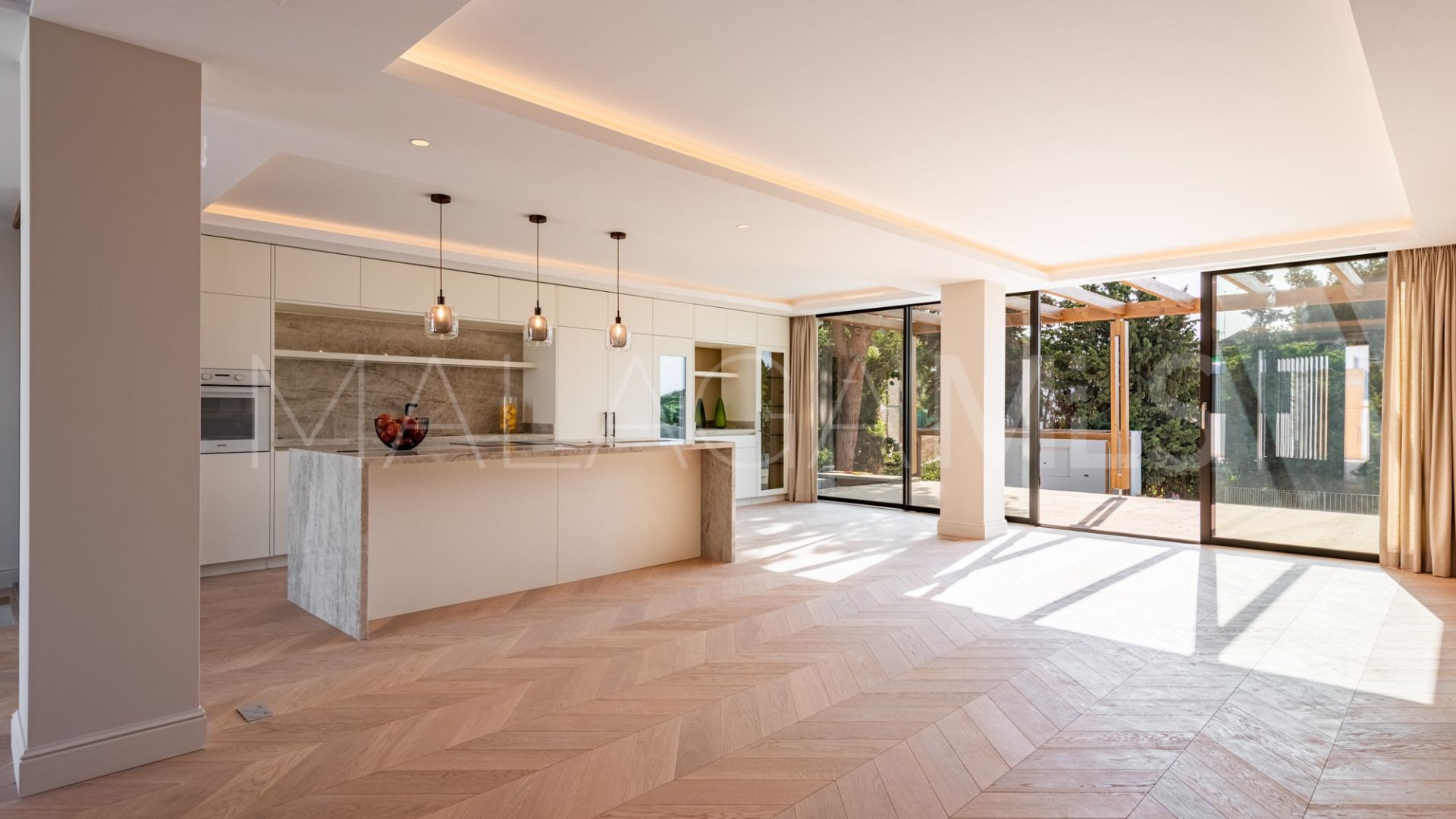 Villa for sale in Elviria