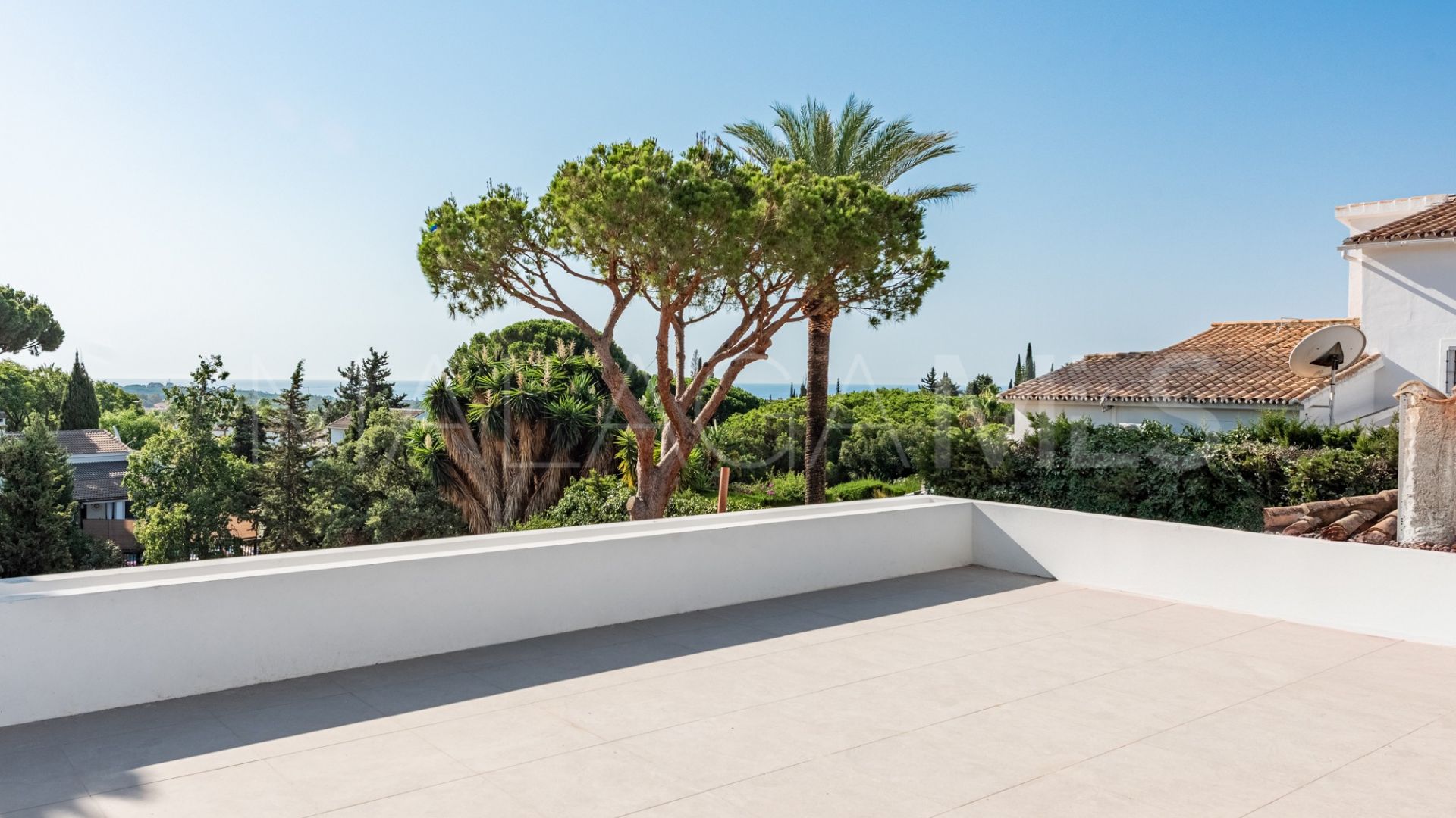 Villa for sale in Elviria