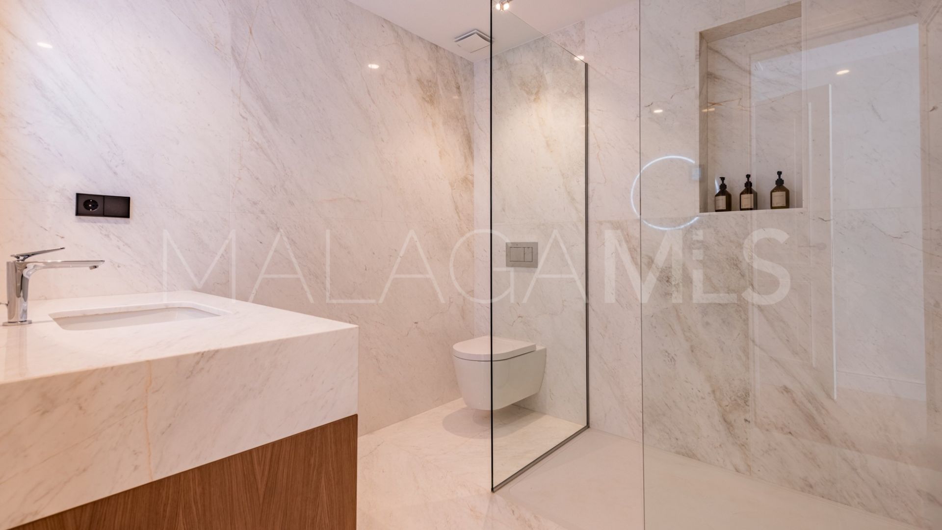 Villa for sale in Elviria